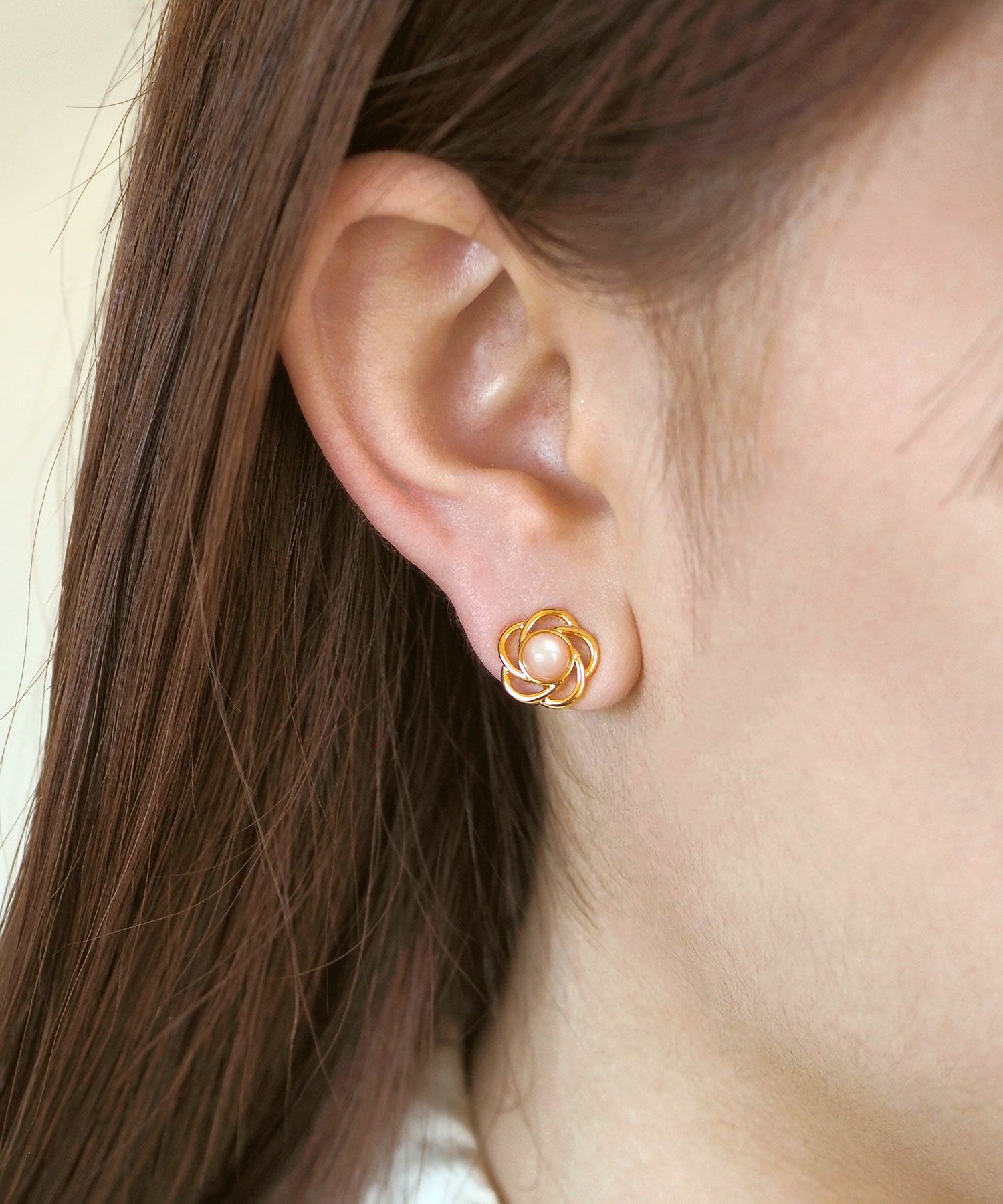 ナチュラルストーンフラワーチタンポストピアス