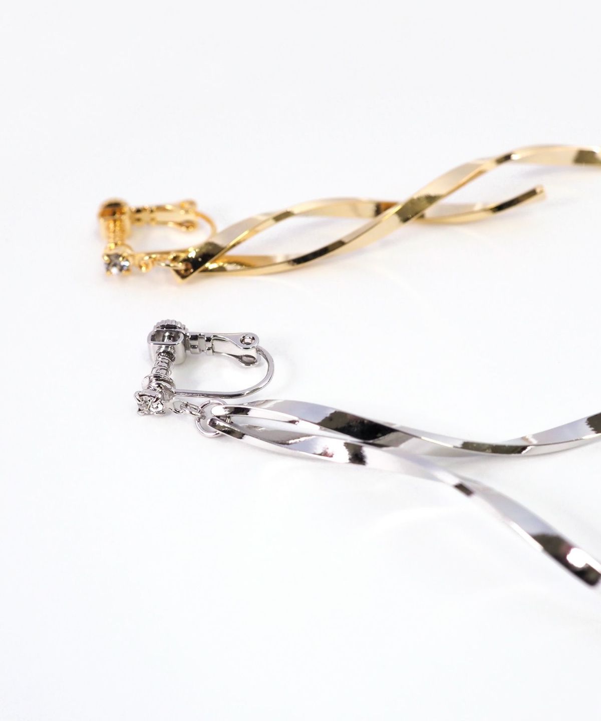 ツイストウェーブバーIMFスプリングイヤリング