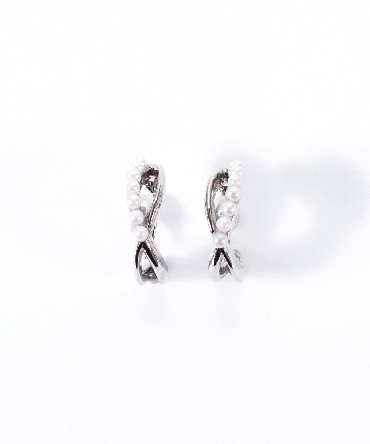 パールクロスフープノンホールイヤリング