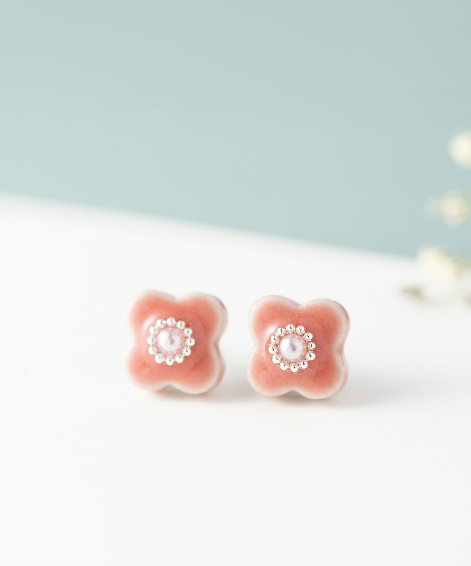 美濃焼陶器小花パールチタンポストピアス【MIKELO】