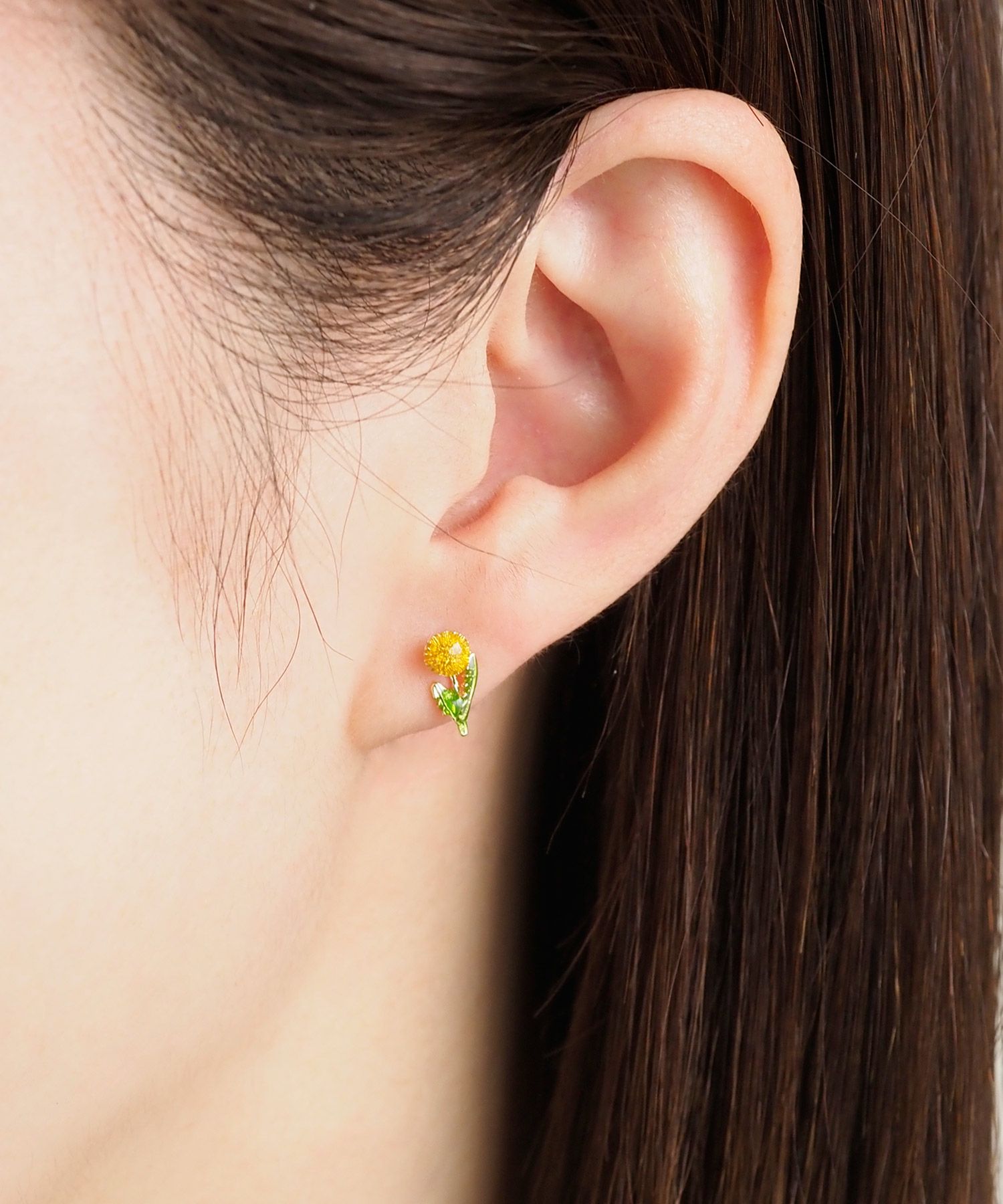 フラワーレターチタンポストピアス【Zoule】