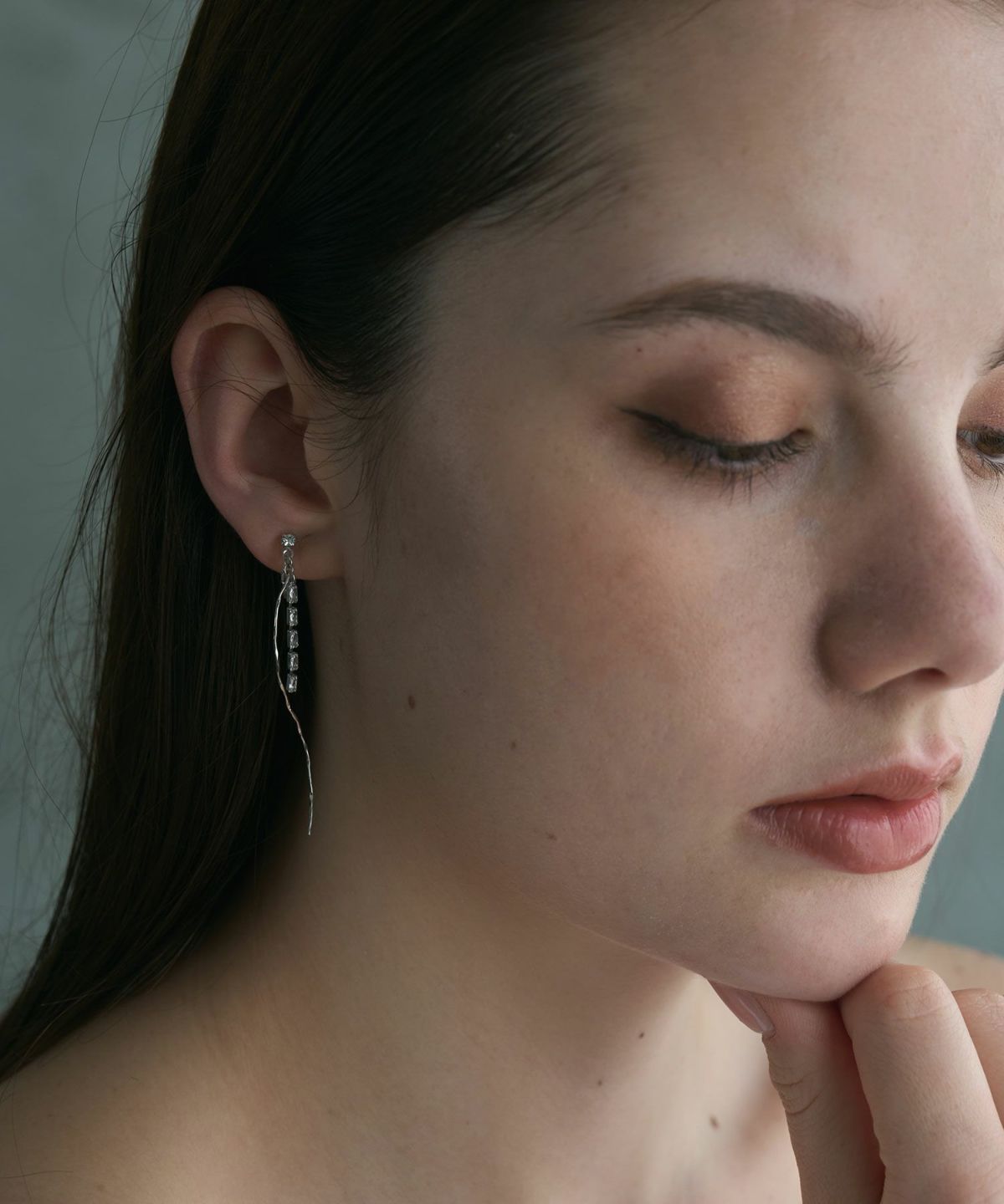 ツイストラインストーンアクリアクリップイヤリング