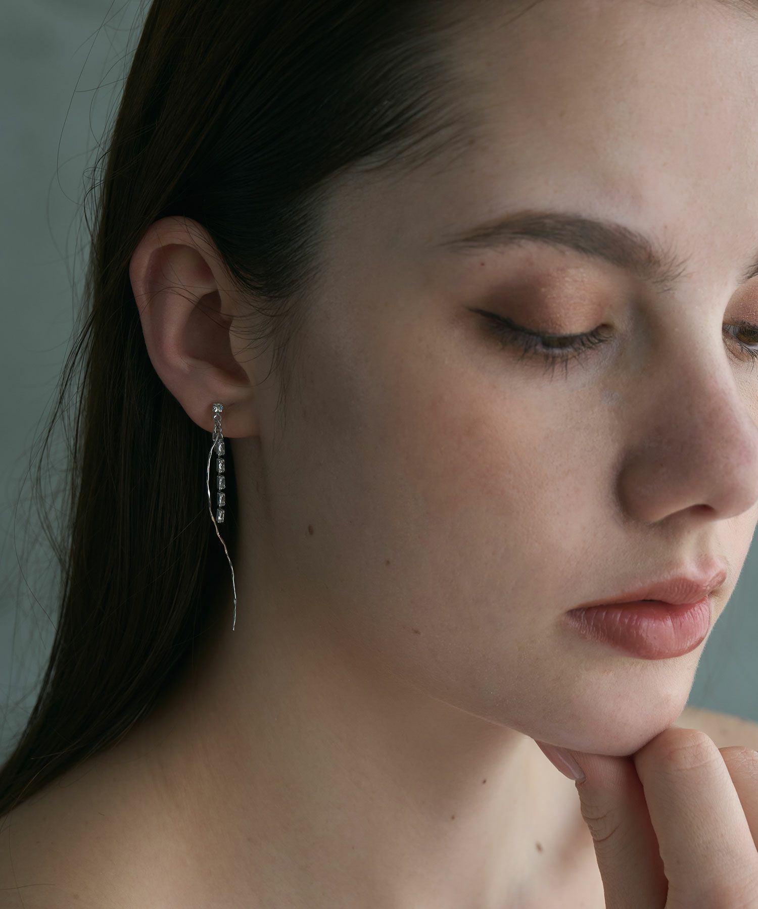 ツイストラインストーンアクリアクリップイヤリング