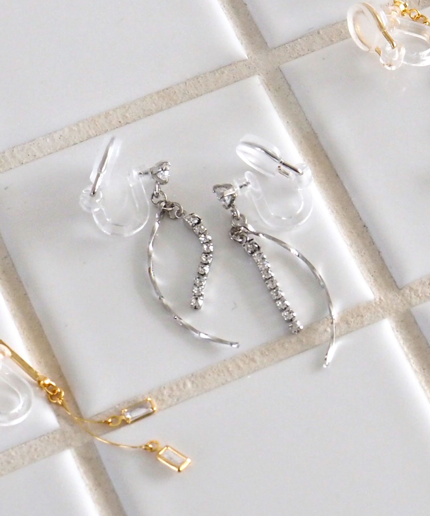 カーブラインストーンアクリアクリップイヤリング