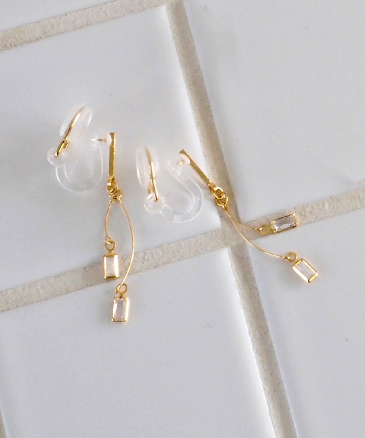 スクエアカーブアクリアクリップイヤリング