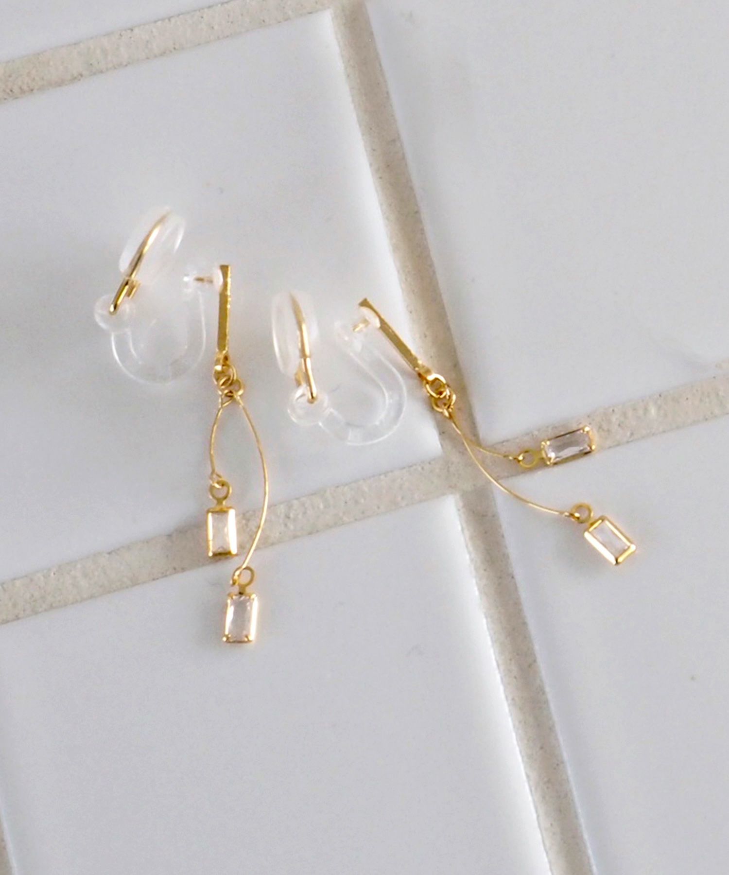 スクエアカーブアクリアクリップイヤリング