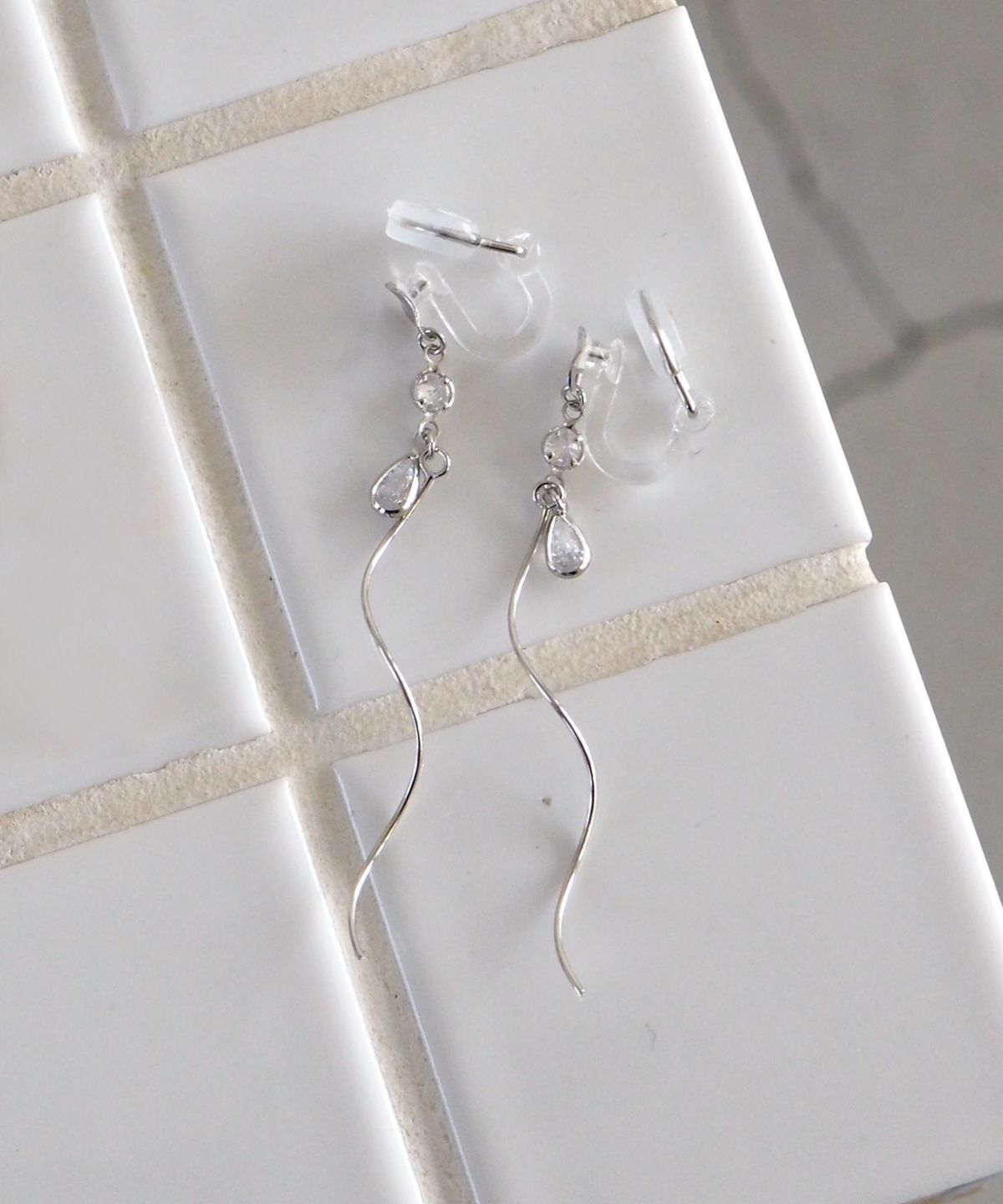 ドロップツイストアクリアクリップイヤリング