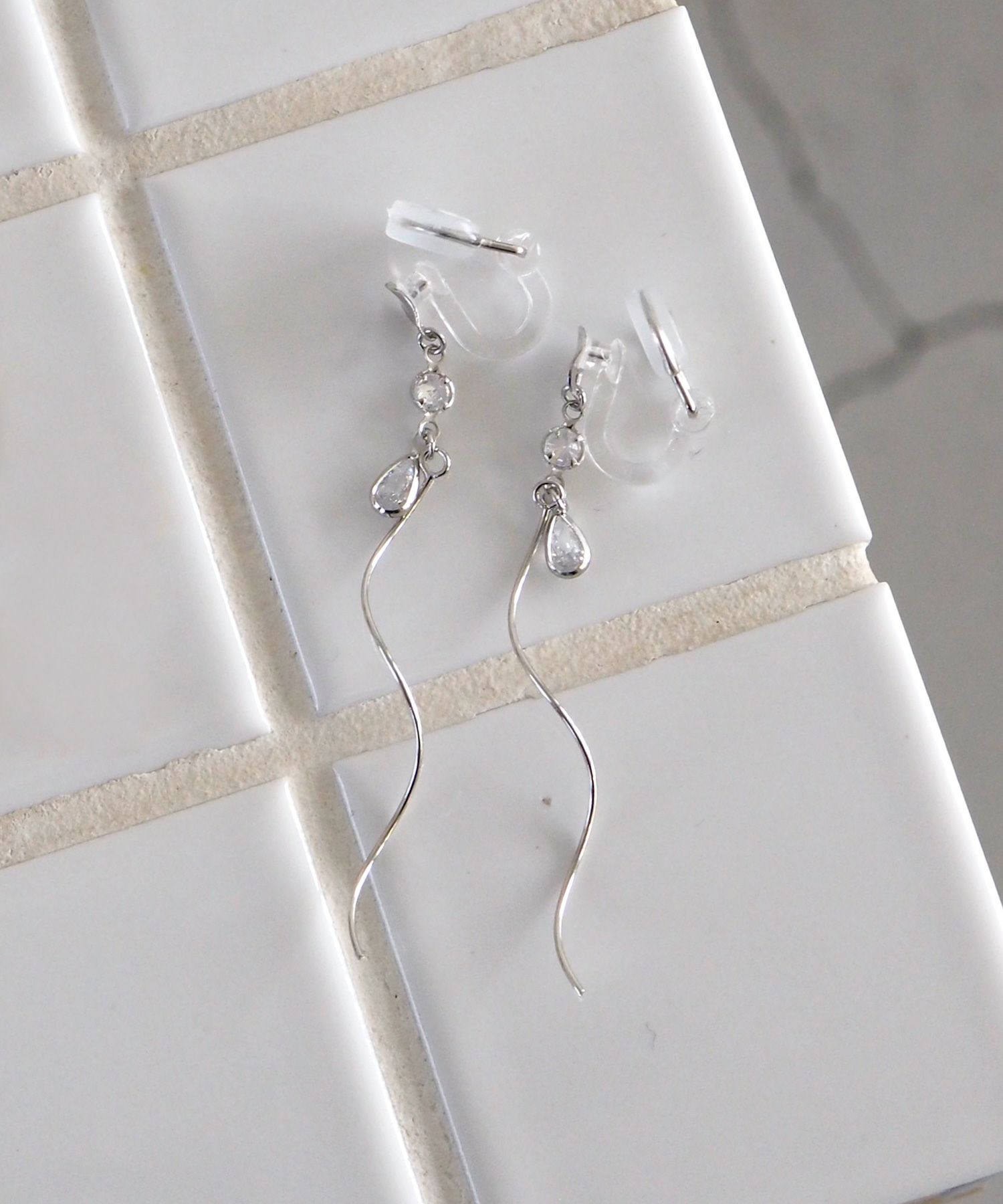 ドロップツイストアクリアクリップイヤリング