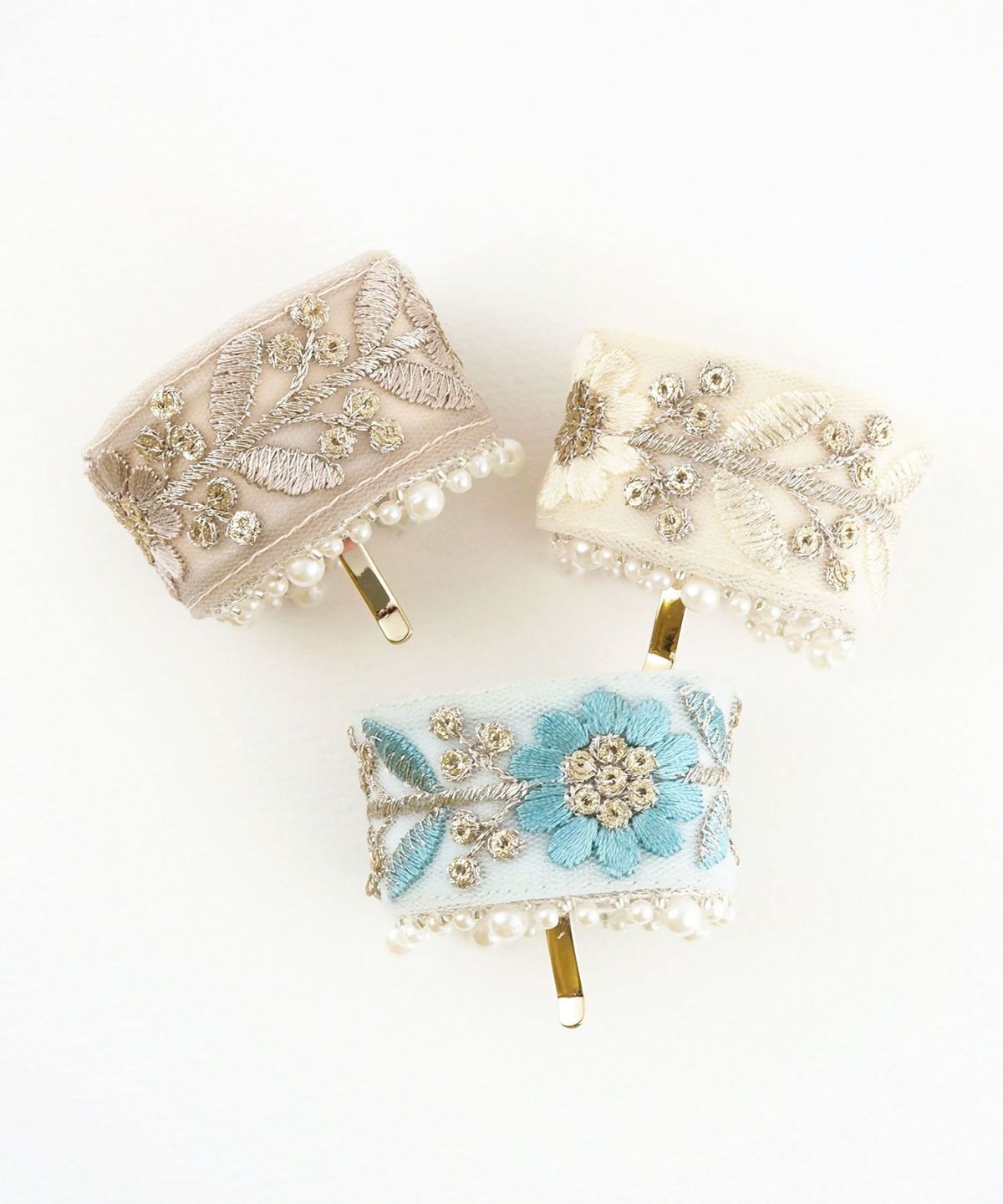 フラワー刺繍パールフック付きシュフィー