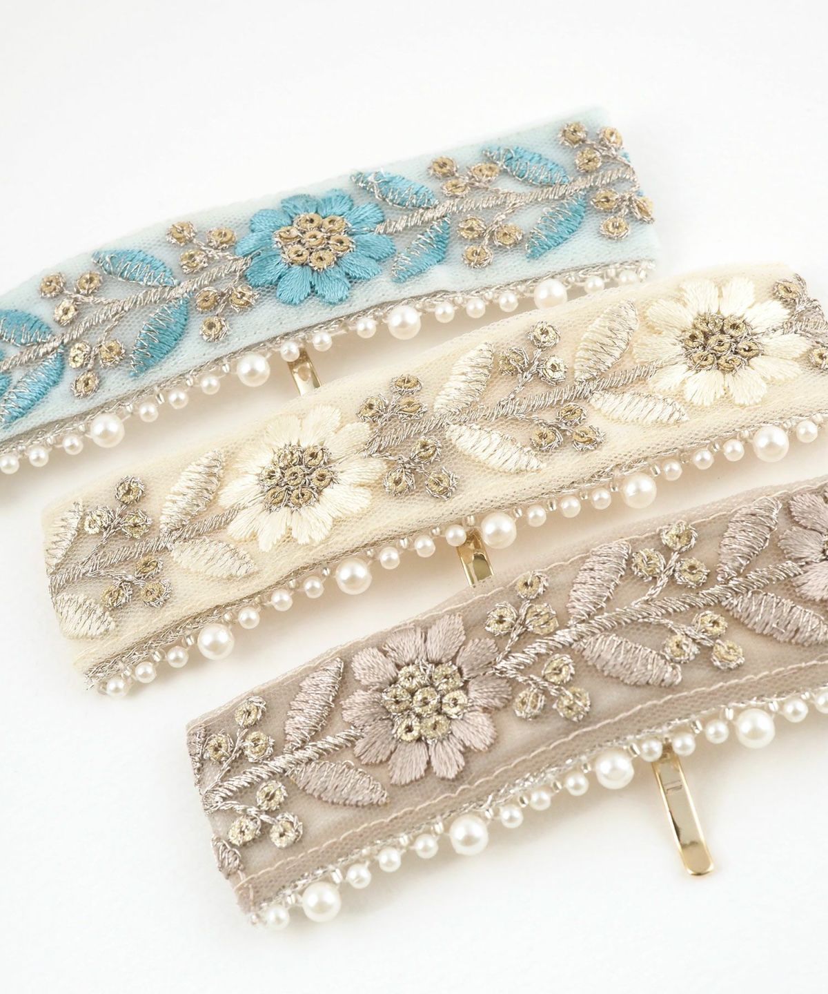 フラワー刺繍パールフック付きシュフィー