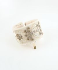 フラワー刺繍パールフック付きシュフィー