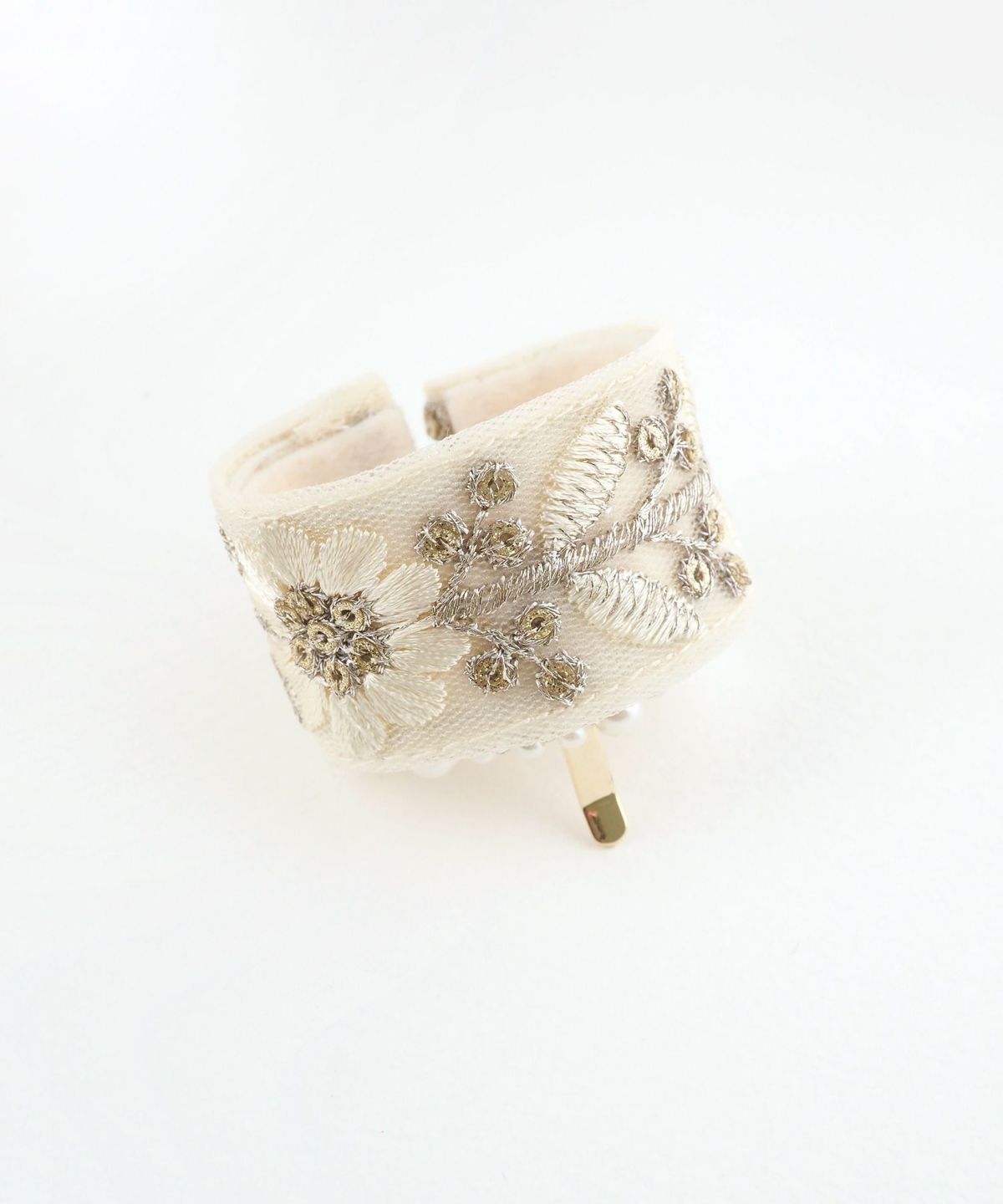 フラワー刺繍パールフック付きシュフィー