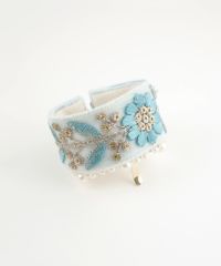 フラワー刺繍パールフック付きシュフィー