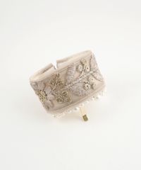 フラワー刺繍パールフック付きシュフィー