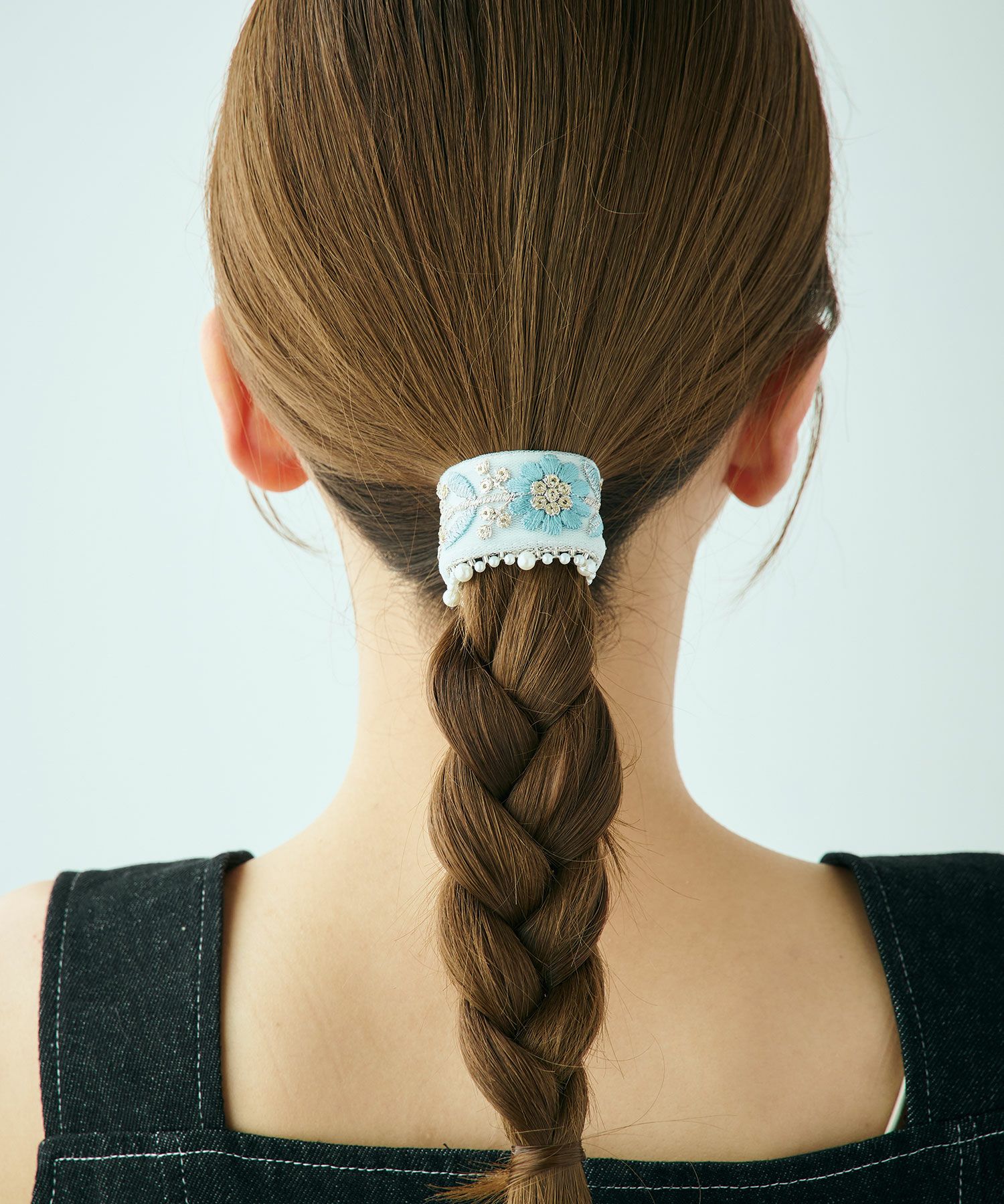 フラワー刺繍パールフック付きシュフィー