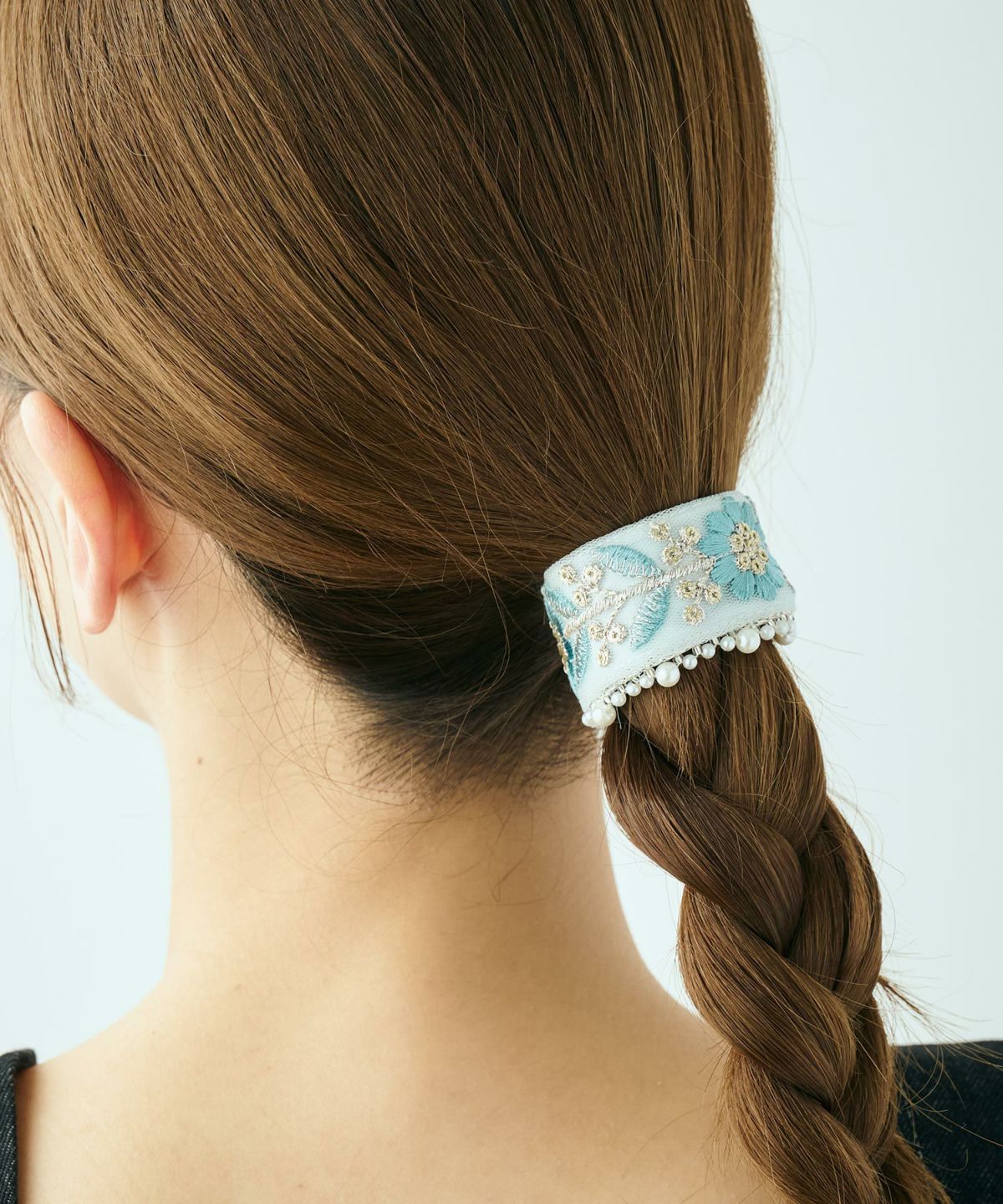 フラワー刺繍パールフック付きシュフィー