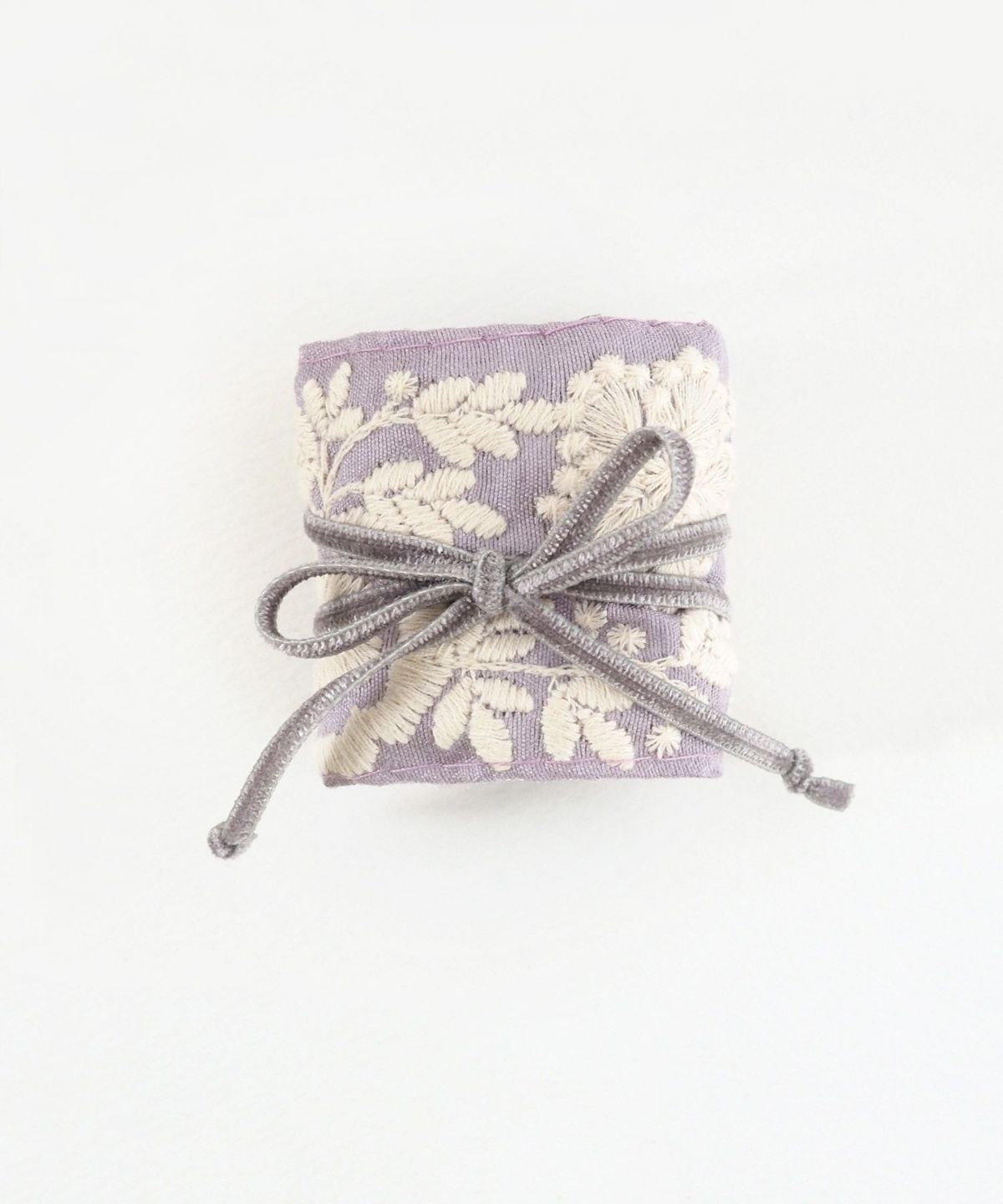 フラワー刺繍リボンフック付きシュフィー