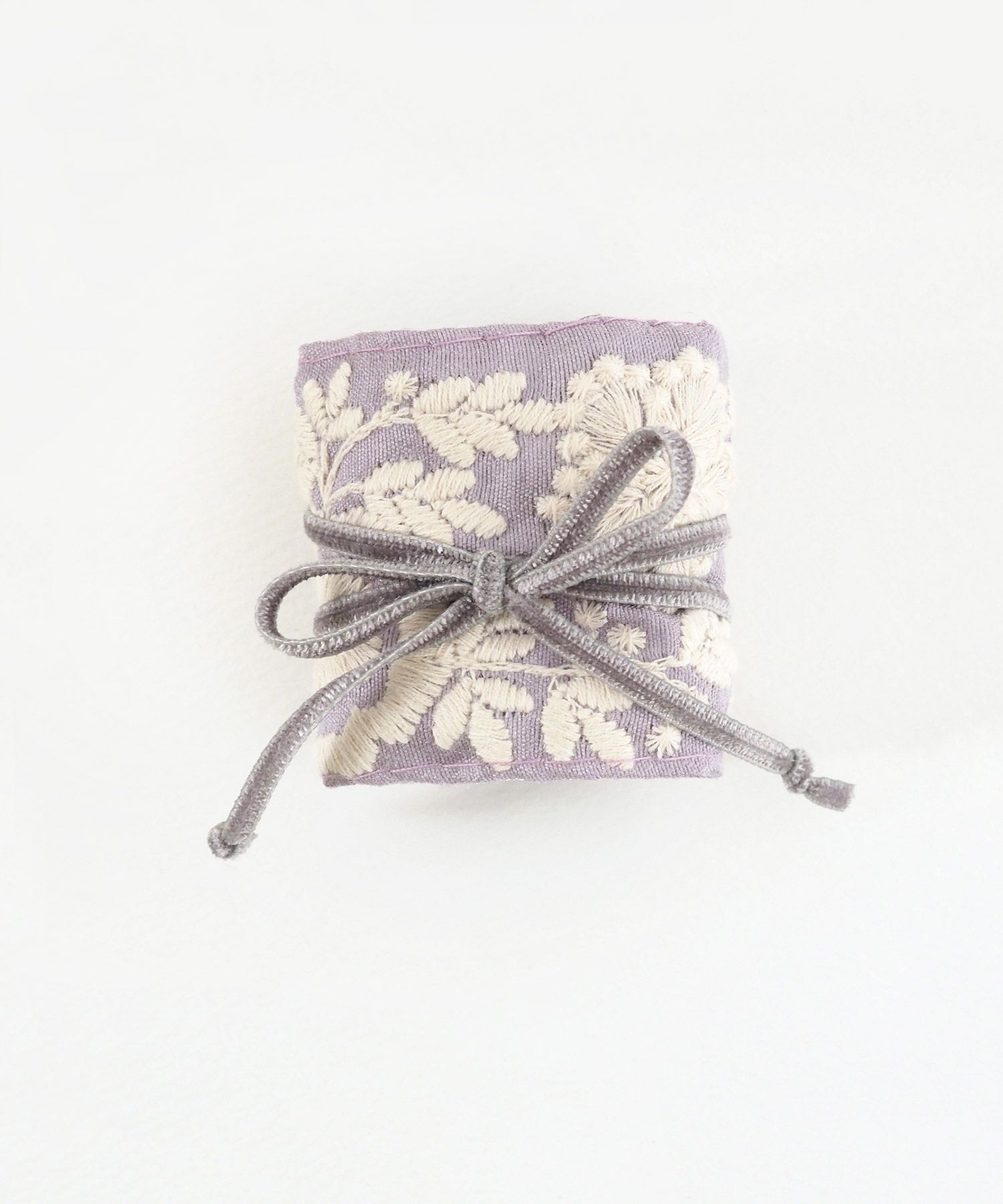 フラワー刺繍リボンフック付きシュフィー