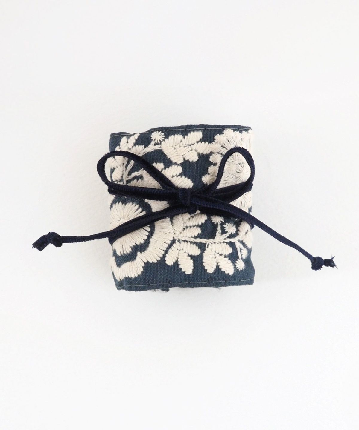 フラワー刺繍リボンフック付きシュフィー