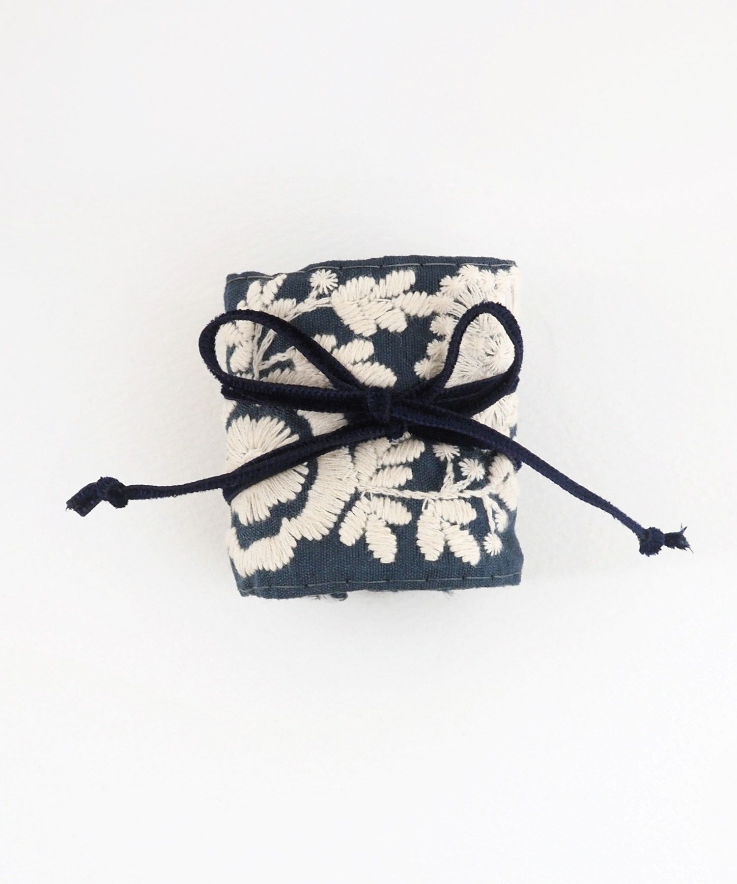 フラワー刺繍リボンフック付きシュフィー