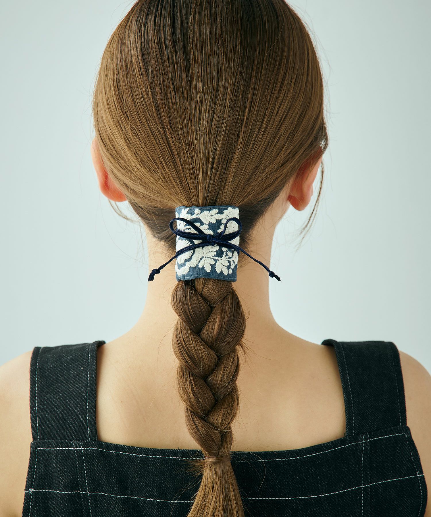 フラワー刺繍リボンフック付きシュフィー