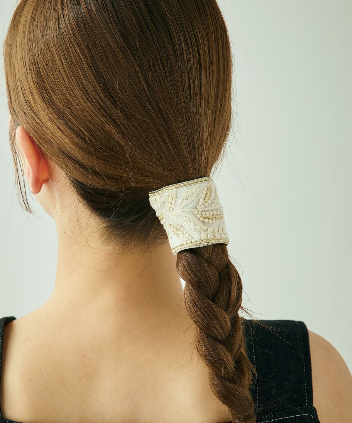 フラワーリーフ刺繍フック付きシュフィー