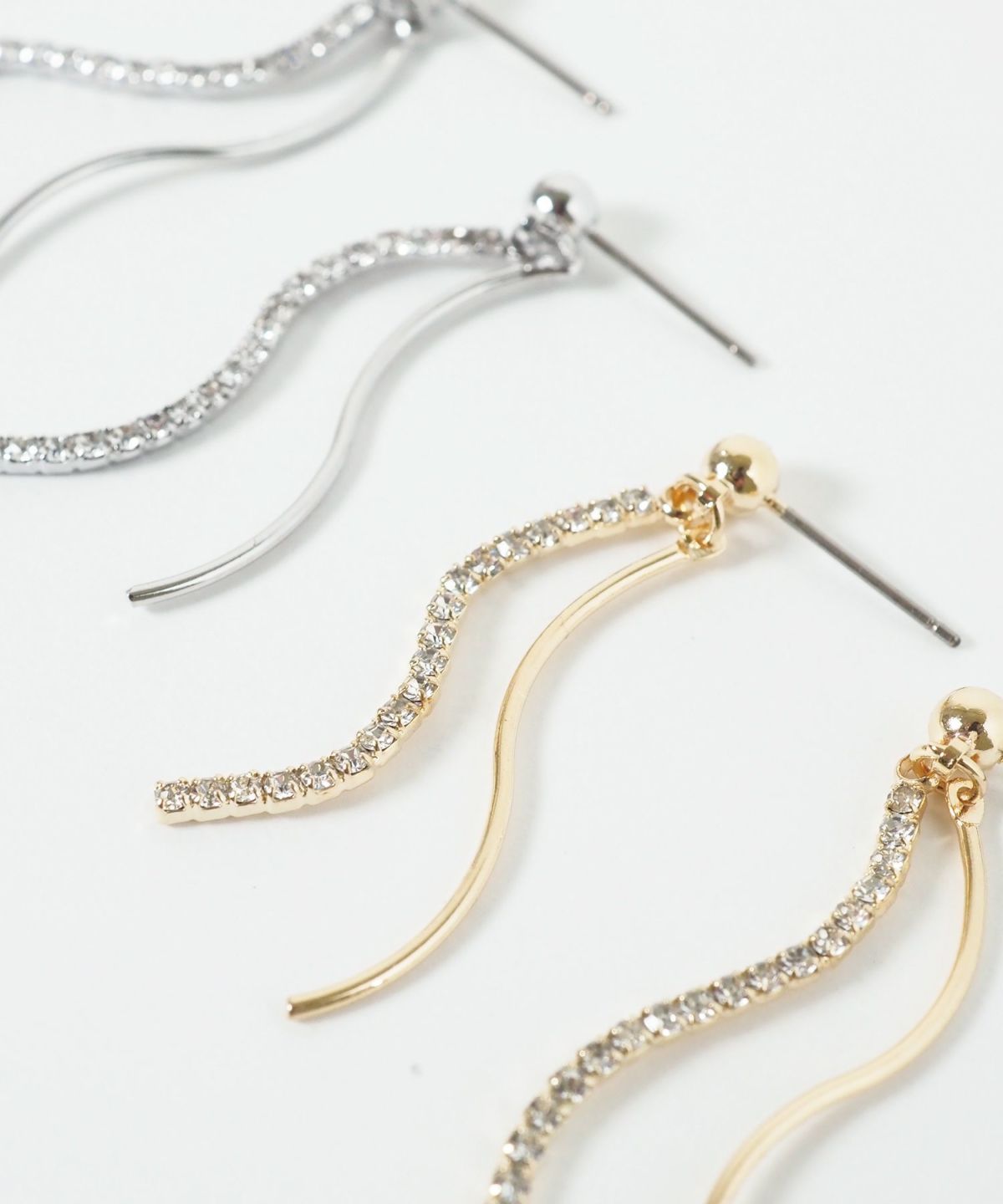 スウェイダブルウェーブラインチタンポストピアス