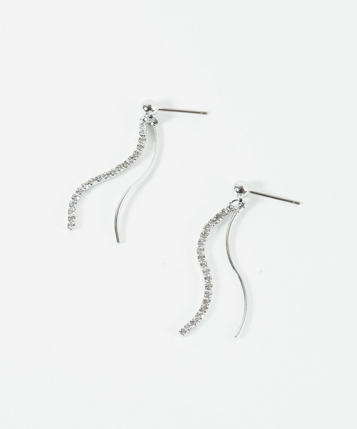 スウェイダブルウェーブラインチタンポストピアス