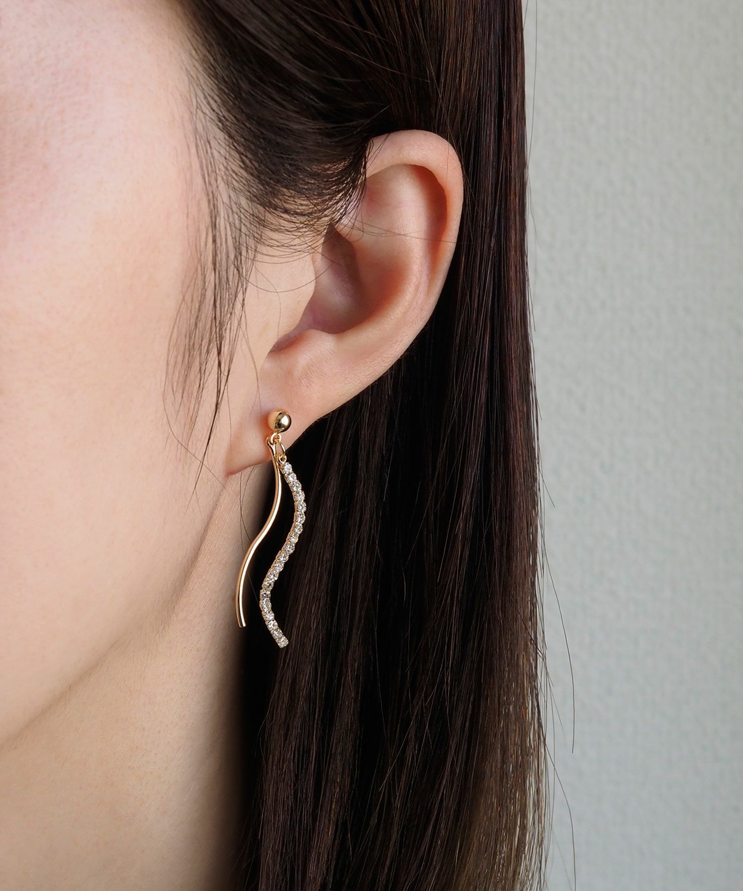 スウェイダブルウェーブラインチタンポストピアス