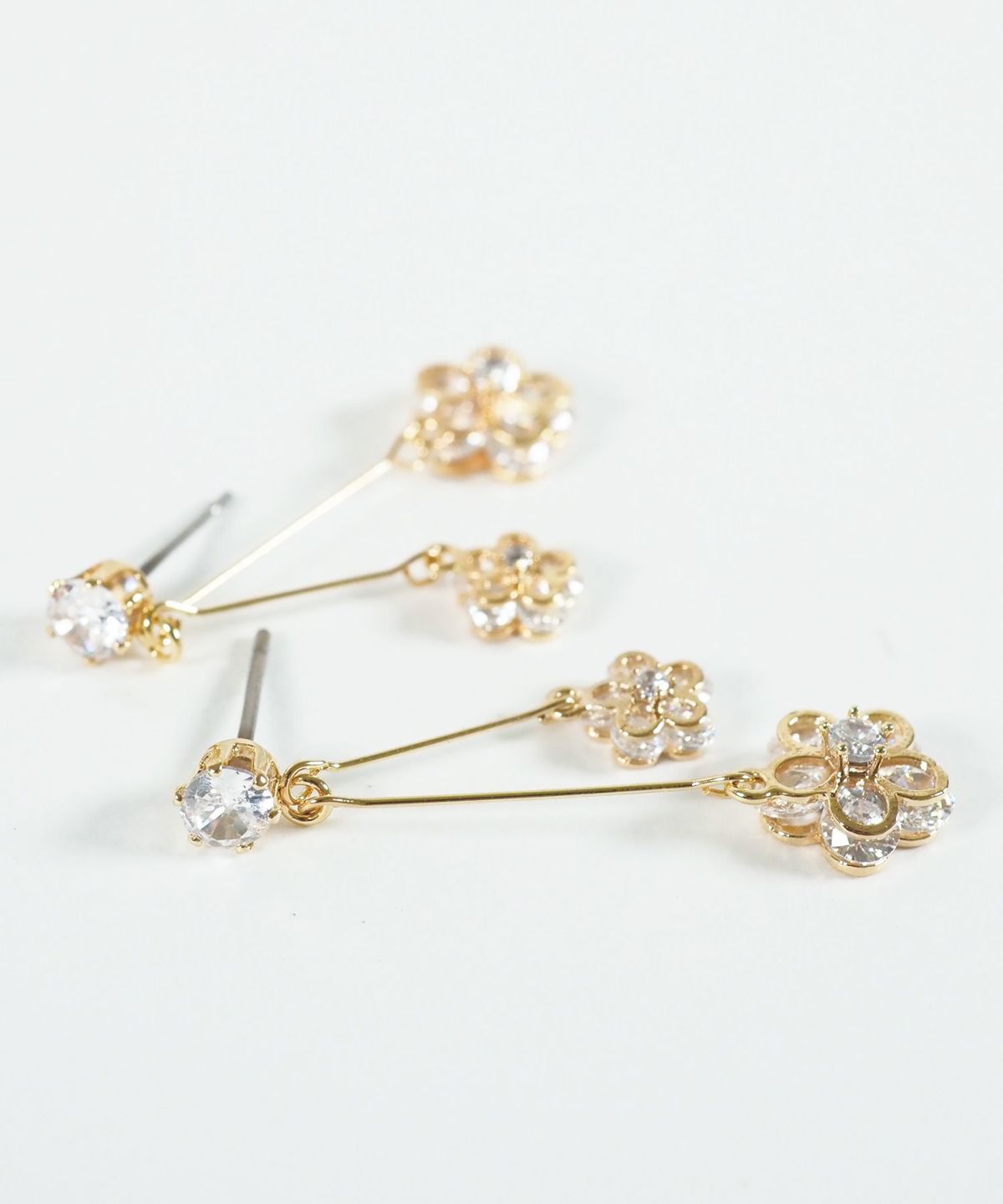 スウェイダブルフラワーチタンポストピアス