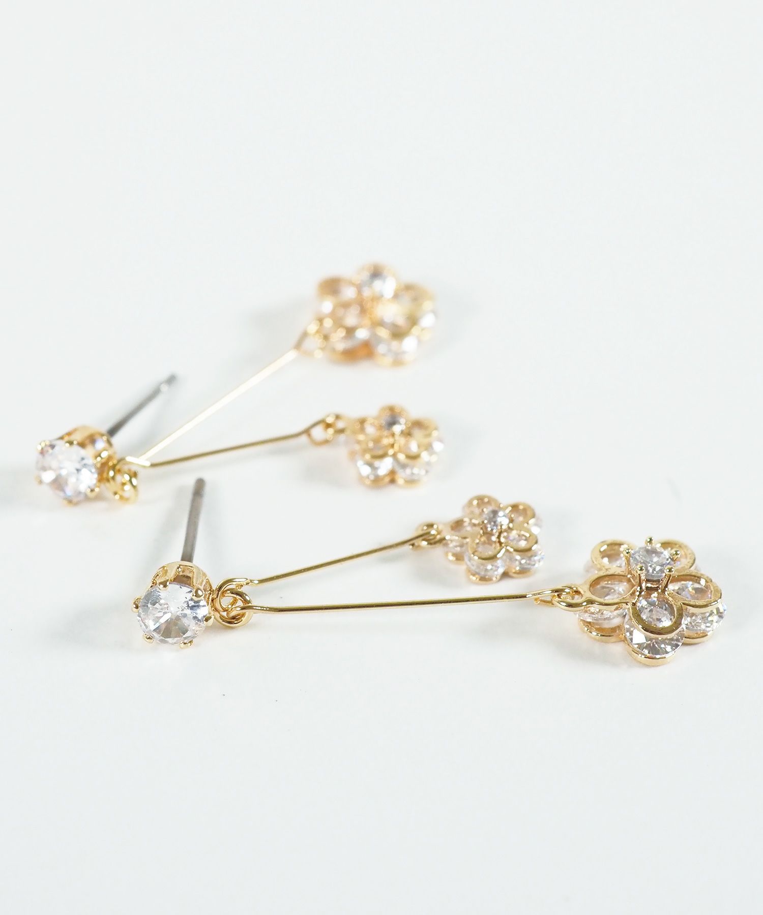 スウェイダブルフラワーチタンポストピアス