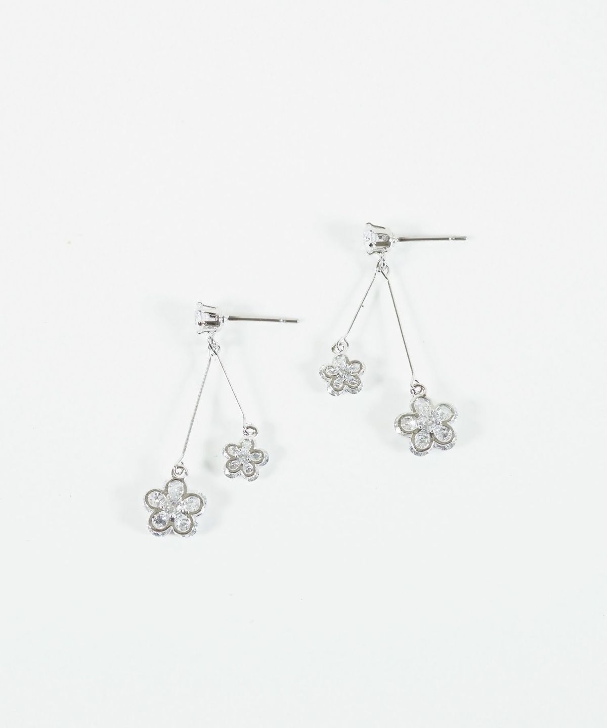 スウェイダブルフラワーチタンポストピアス