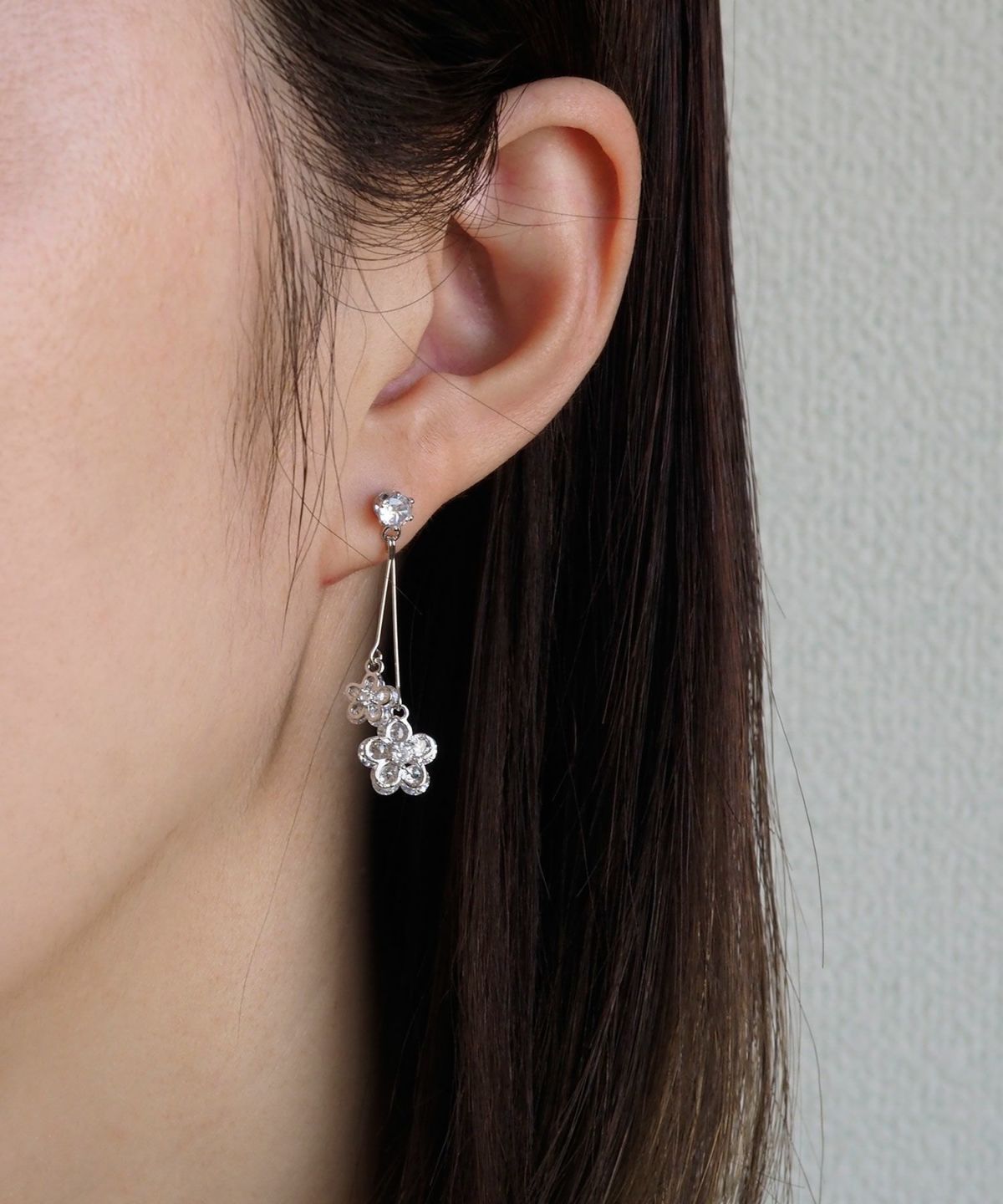 スウェイダブルフラワーチタンポストピアス