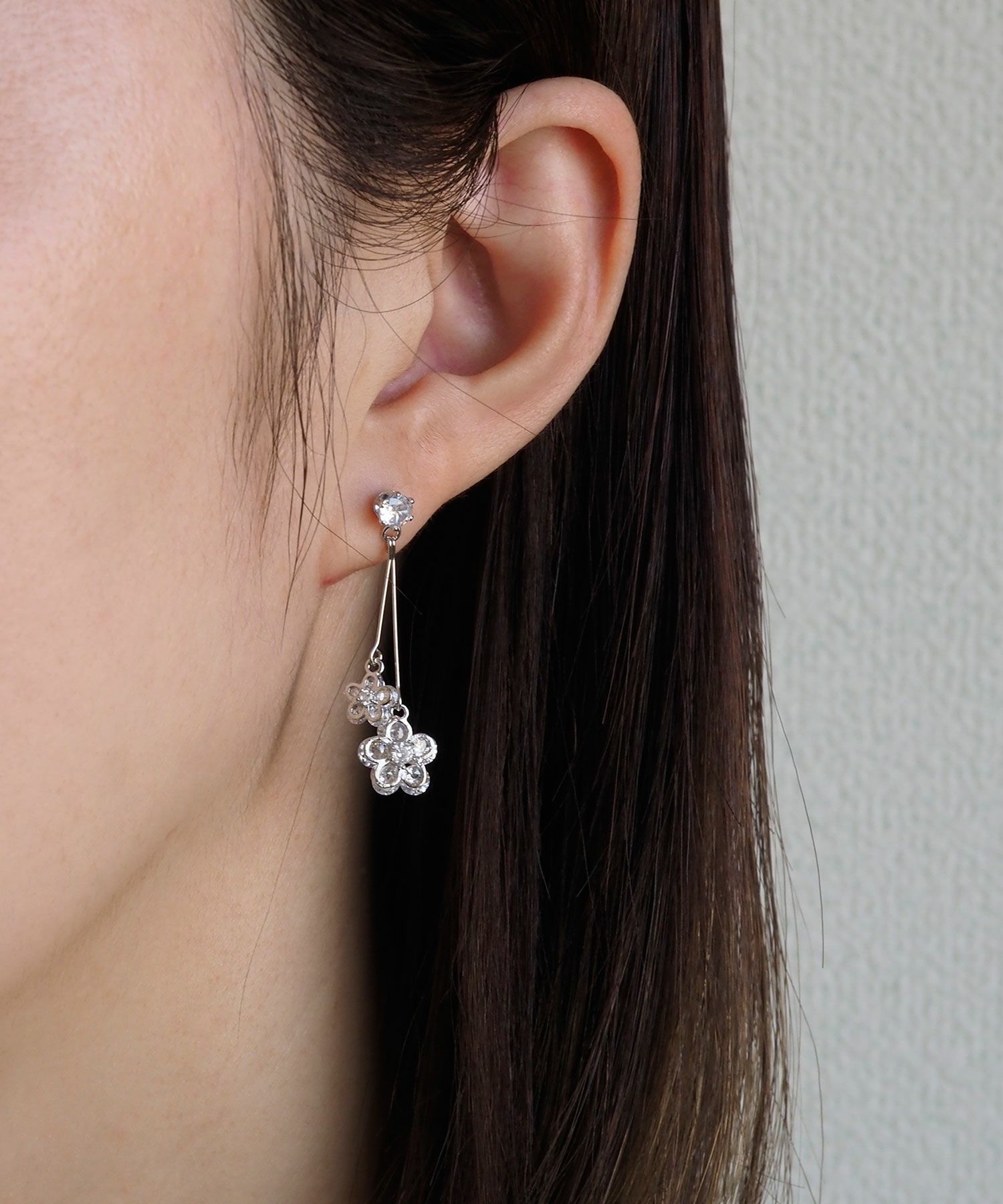 スウェイダブルフラワーチタンポストピアス