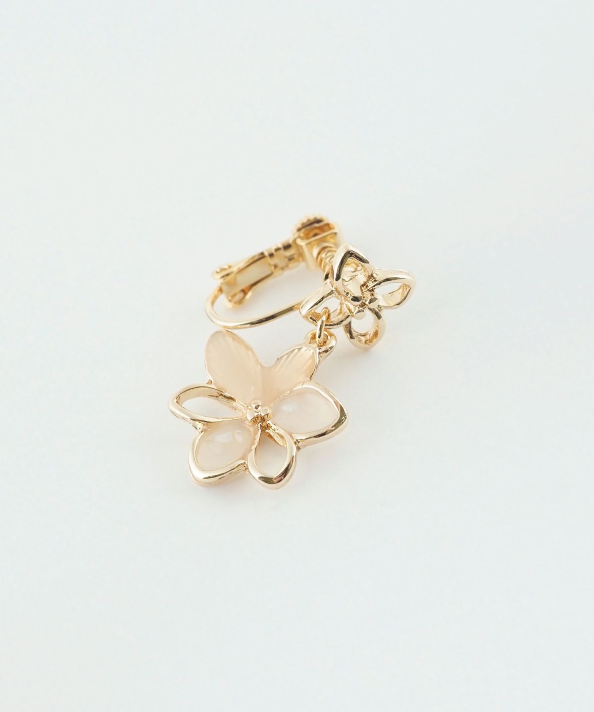 ダブルフラワーシェルIMFスプリングイヤリング