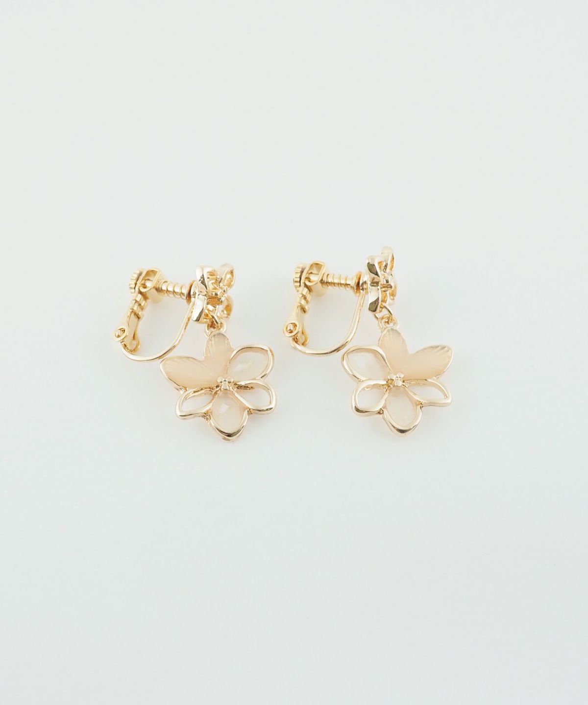 ダブルフラワーシェルIMFスプリングイヤリング