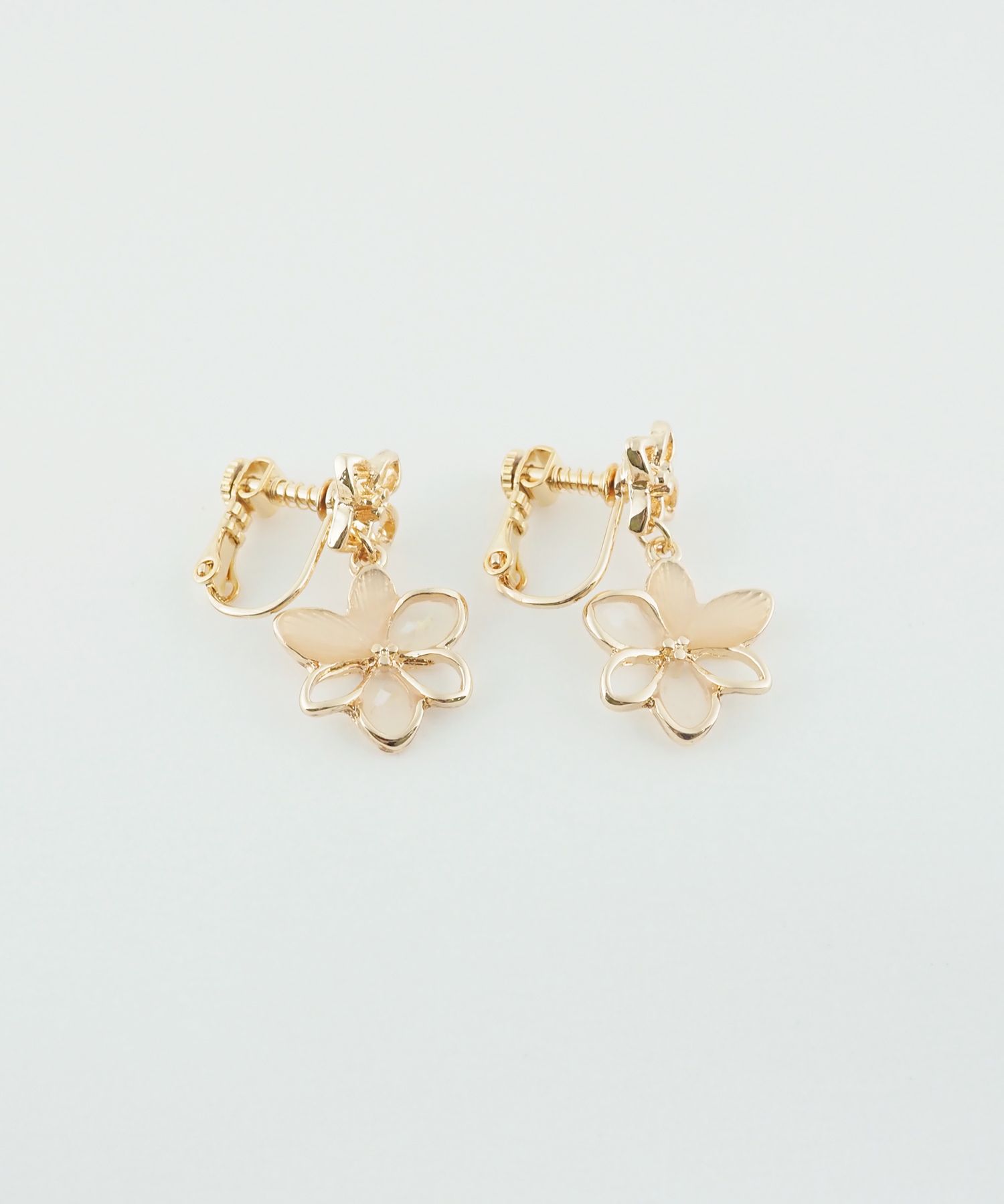 ダブルフラワーシェルIMFスプリングイヤリング