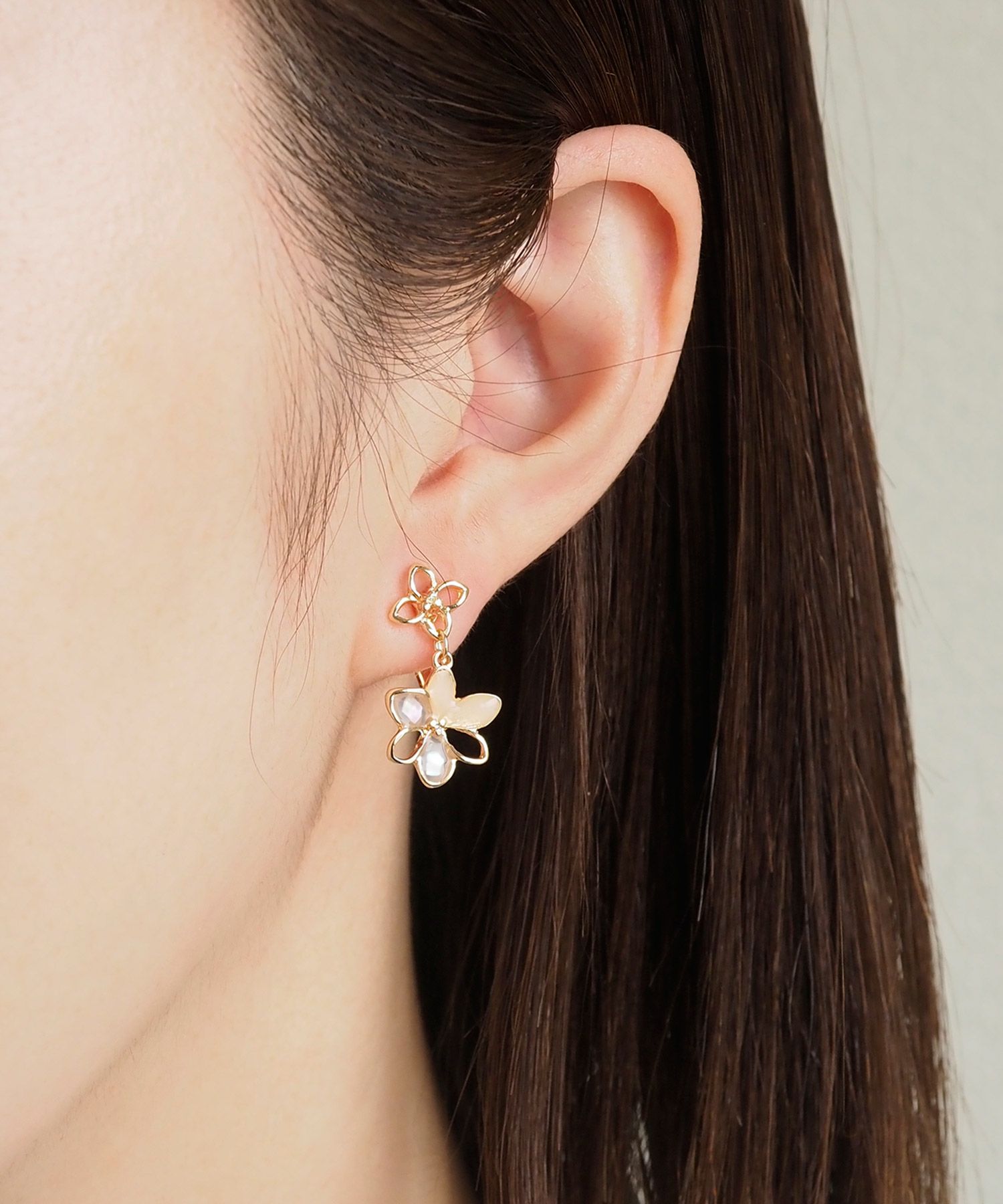 ダブルフラワーシェルIMFスプリングイヤリング