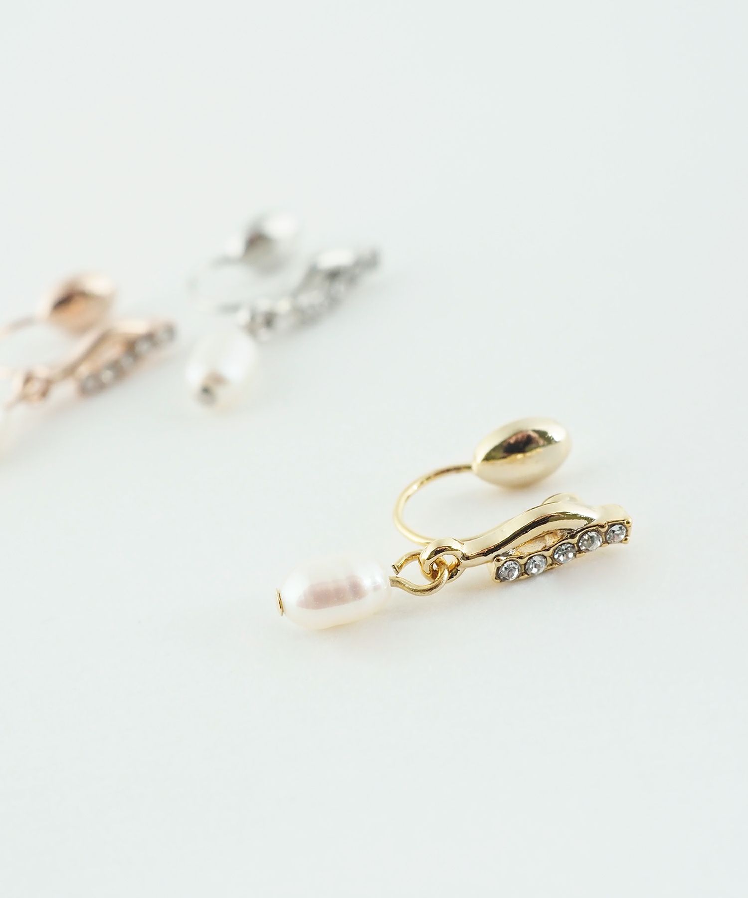 ラインストーン淡水パールノンホールイヤリング