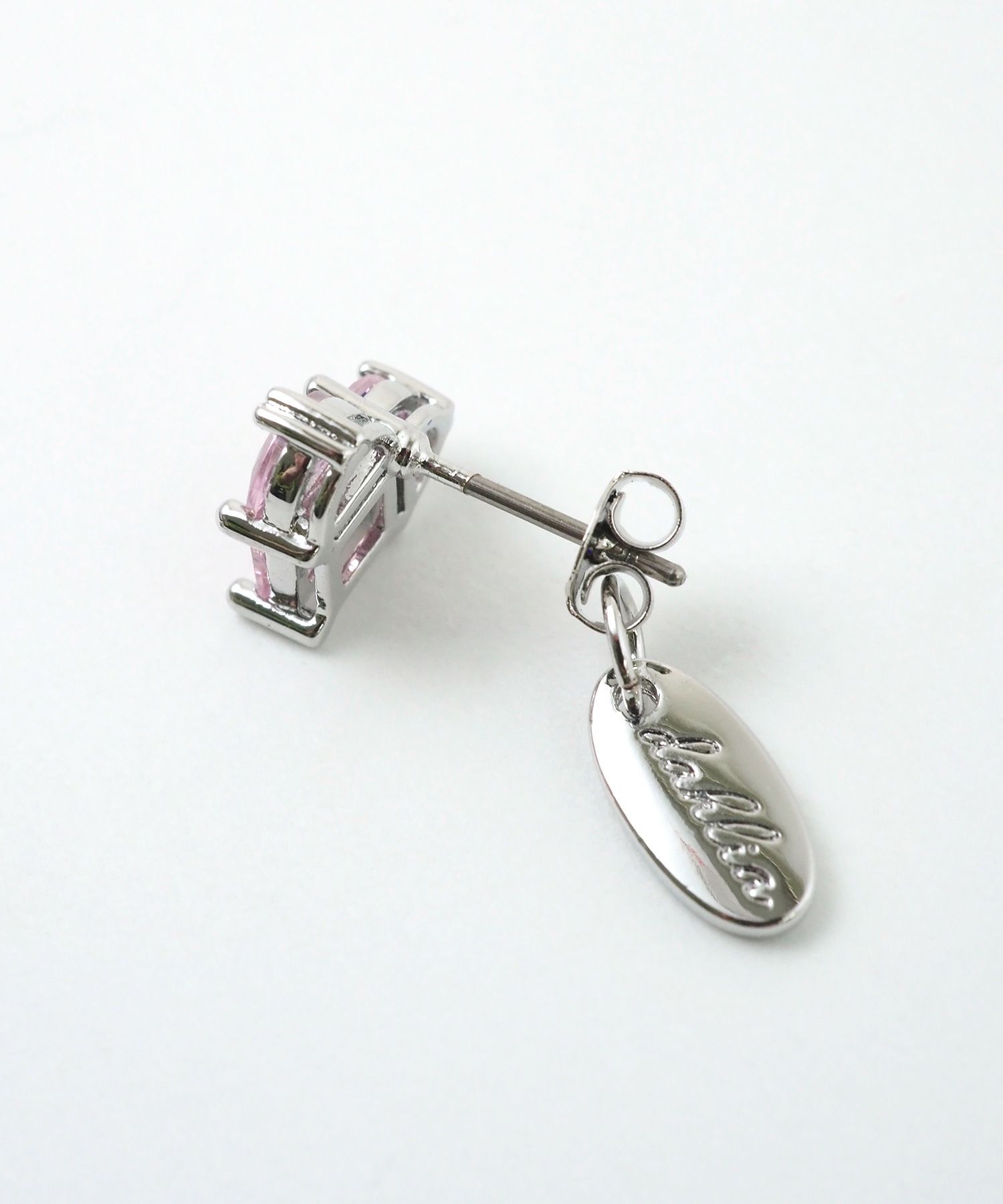 キュービックハートシャイニーチタンポストピアス【Dahlia】