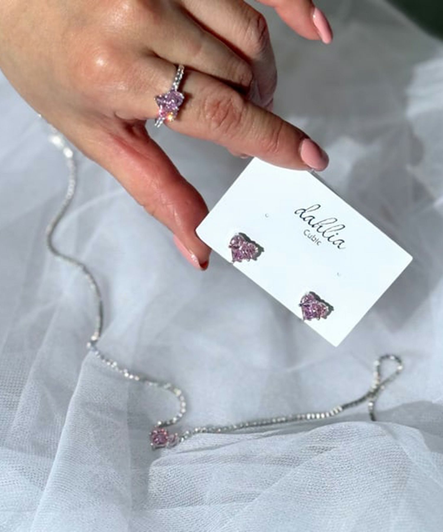 キュービックハートシャイニーチタンポストピアス【Dahlia】