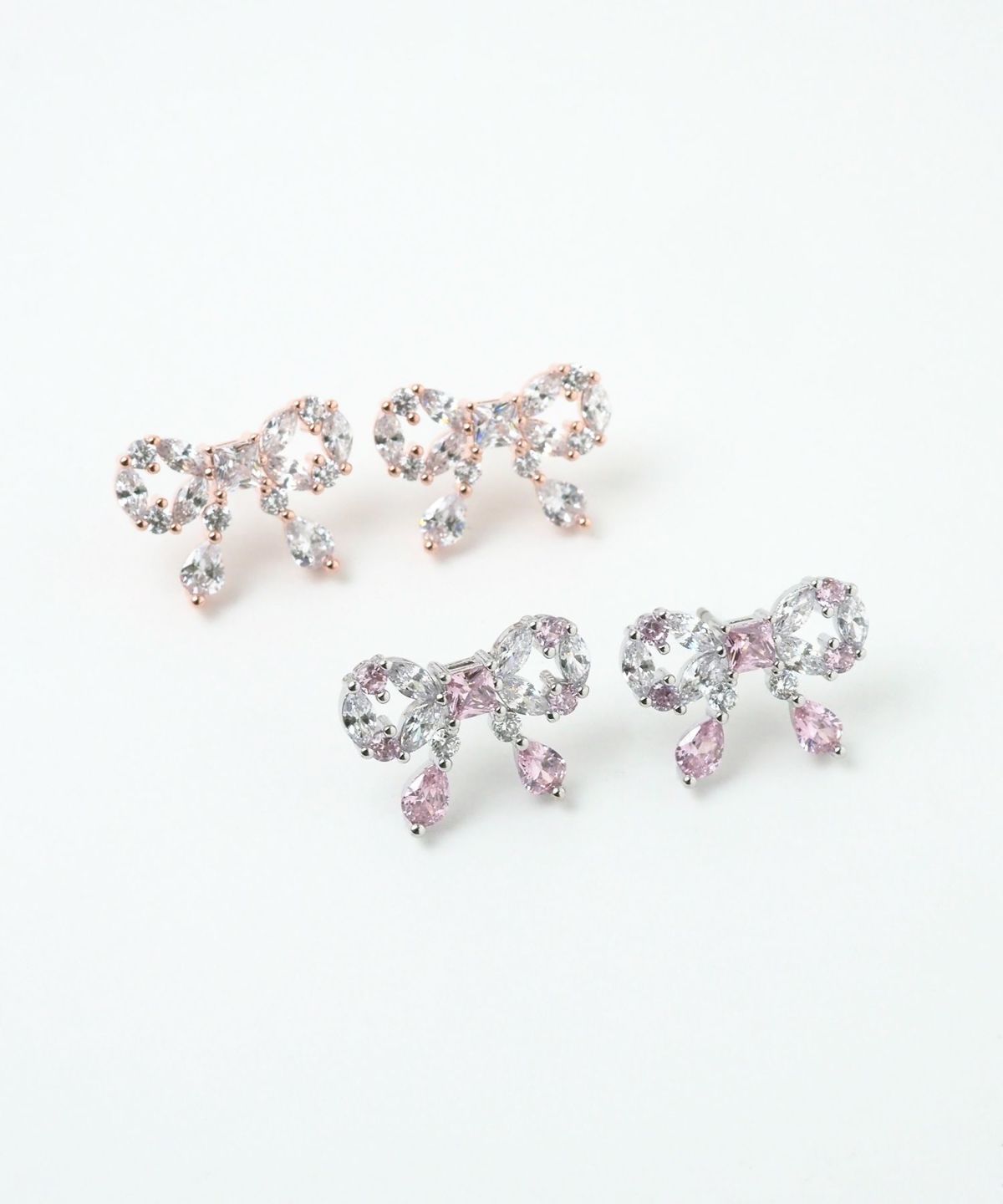 キュービックリボンシャイニーチタンポストピアス【Dahlia】