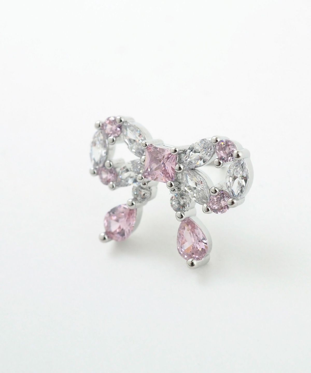 キュービックリボンシャイニーチタンポストピアス【Dahlia】