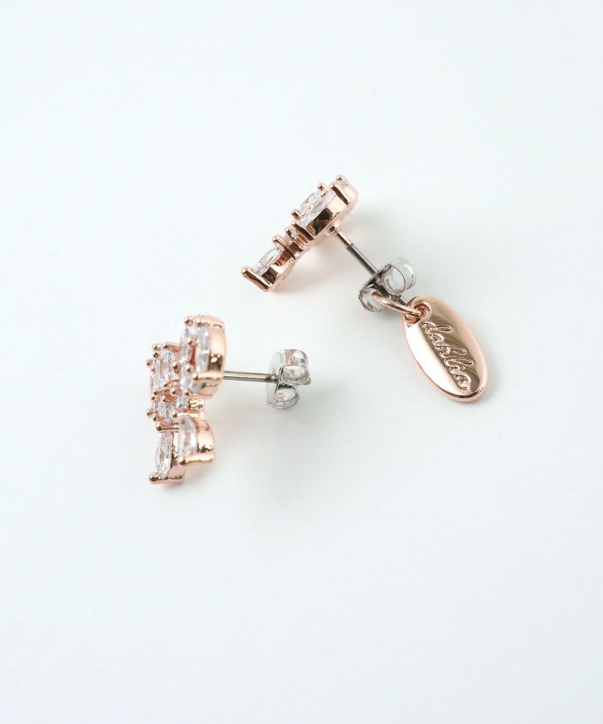 キュービックリボンシャイニーチタンポストピアス【Dahlia】