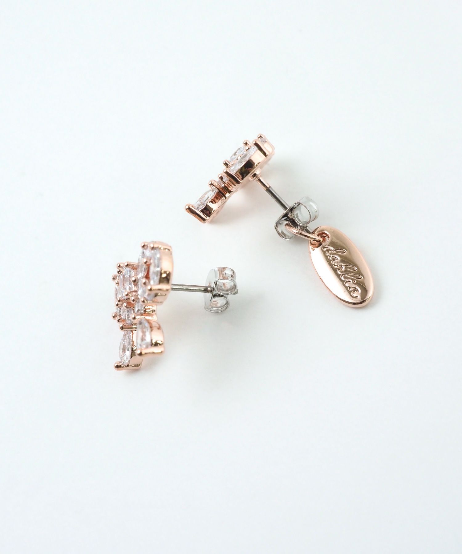 キュービックリボンシャイニーチタンポストピアス【Dahlia】