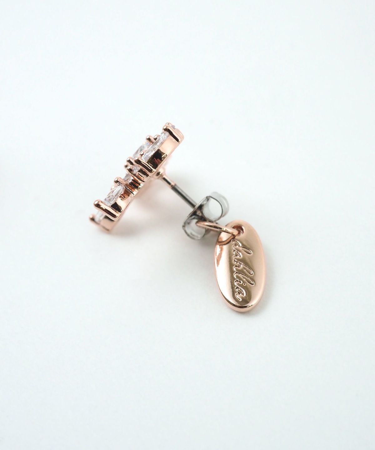 キュービックリボンシャイニーチタンポストピアス【Dahlia】