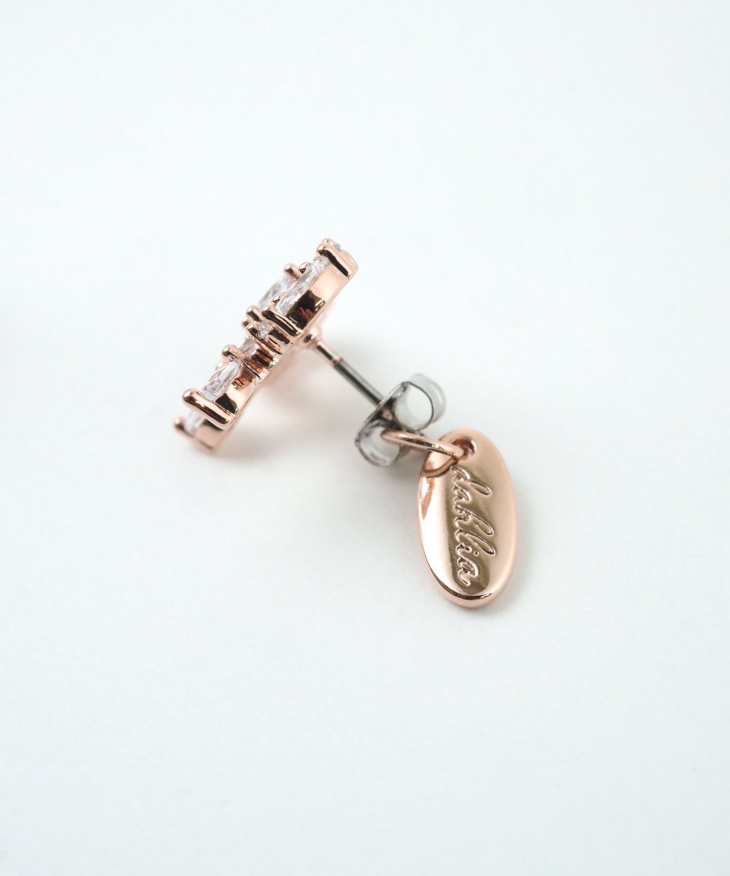 キュービックリボンシャイニーチタンポストピアス【Dahlia】