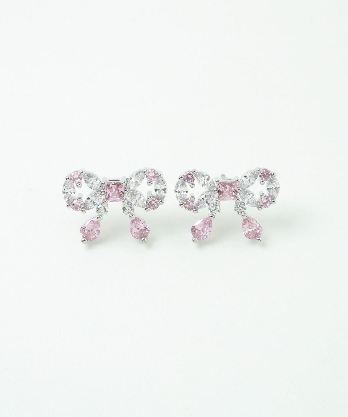 キュービックリボンシャイニーチタンポストピアス【Dahlia】