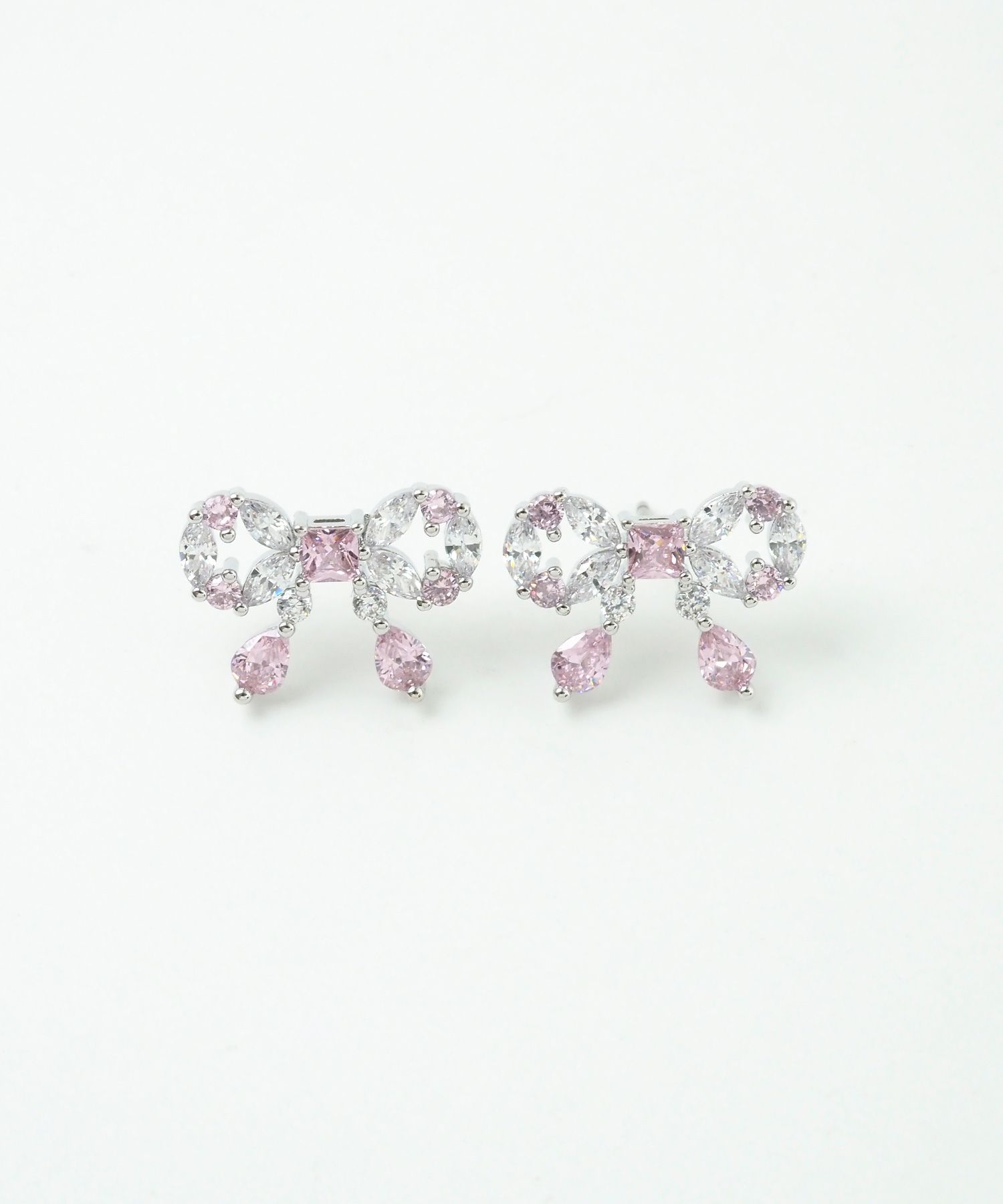 キュービックリボンシャイニーチタンポストピアス【Dahlia】