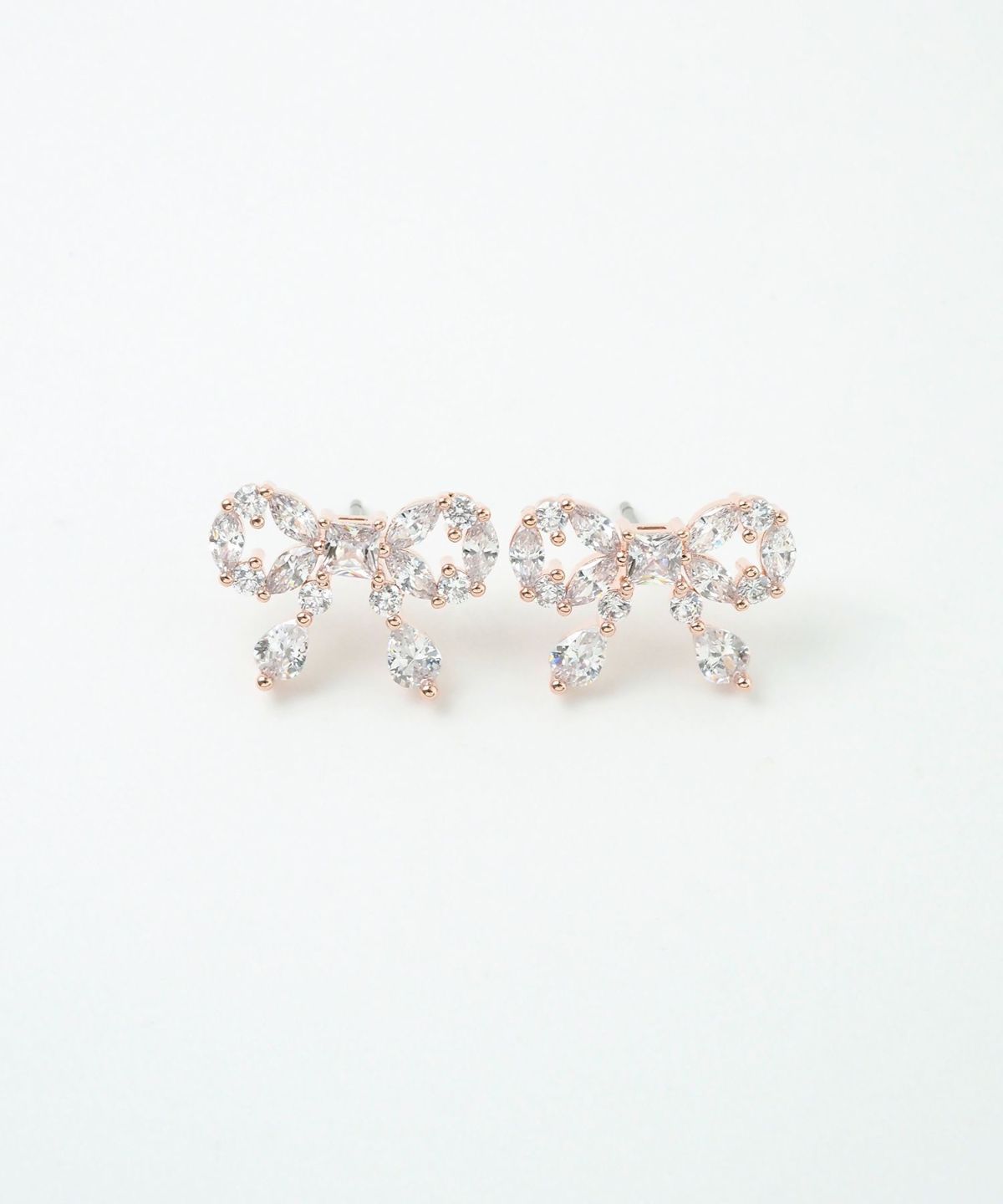 キュービックリボンシャイニーチタンポストピアス【Dahlia】